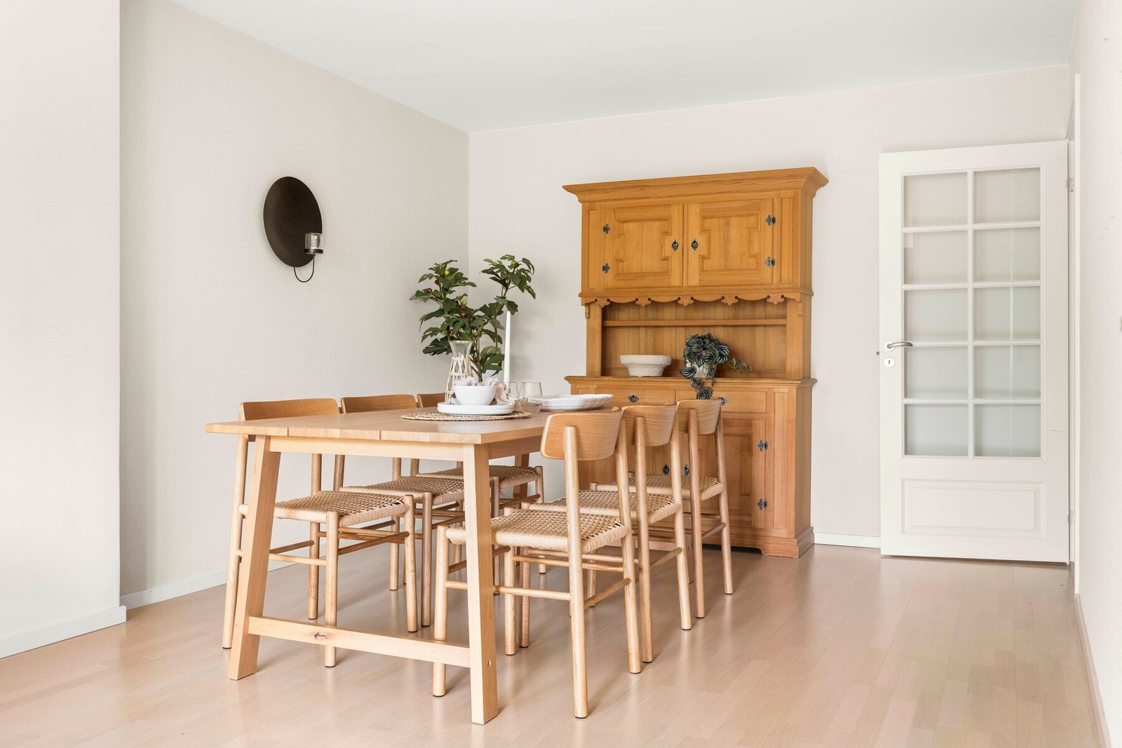 Det er god plass til to ulike soner, med naturlig plass til både en spisegruppe, sofa og TV med tilhørende møblement. Galleribilde