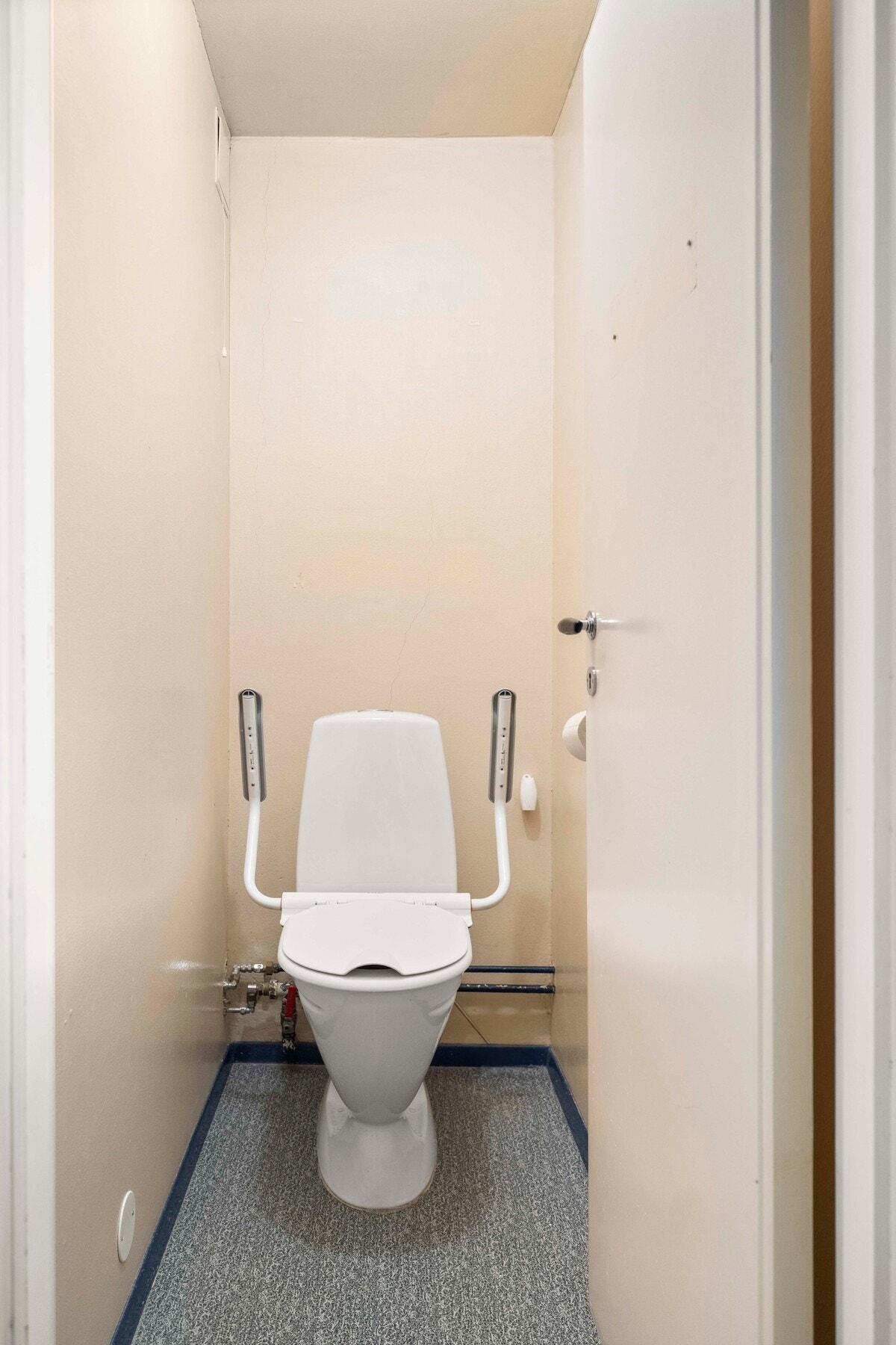 Videre har badet tilkomst til et toalettrom med gulvstående toalett. Galleribilde