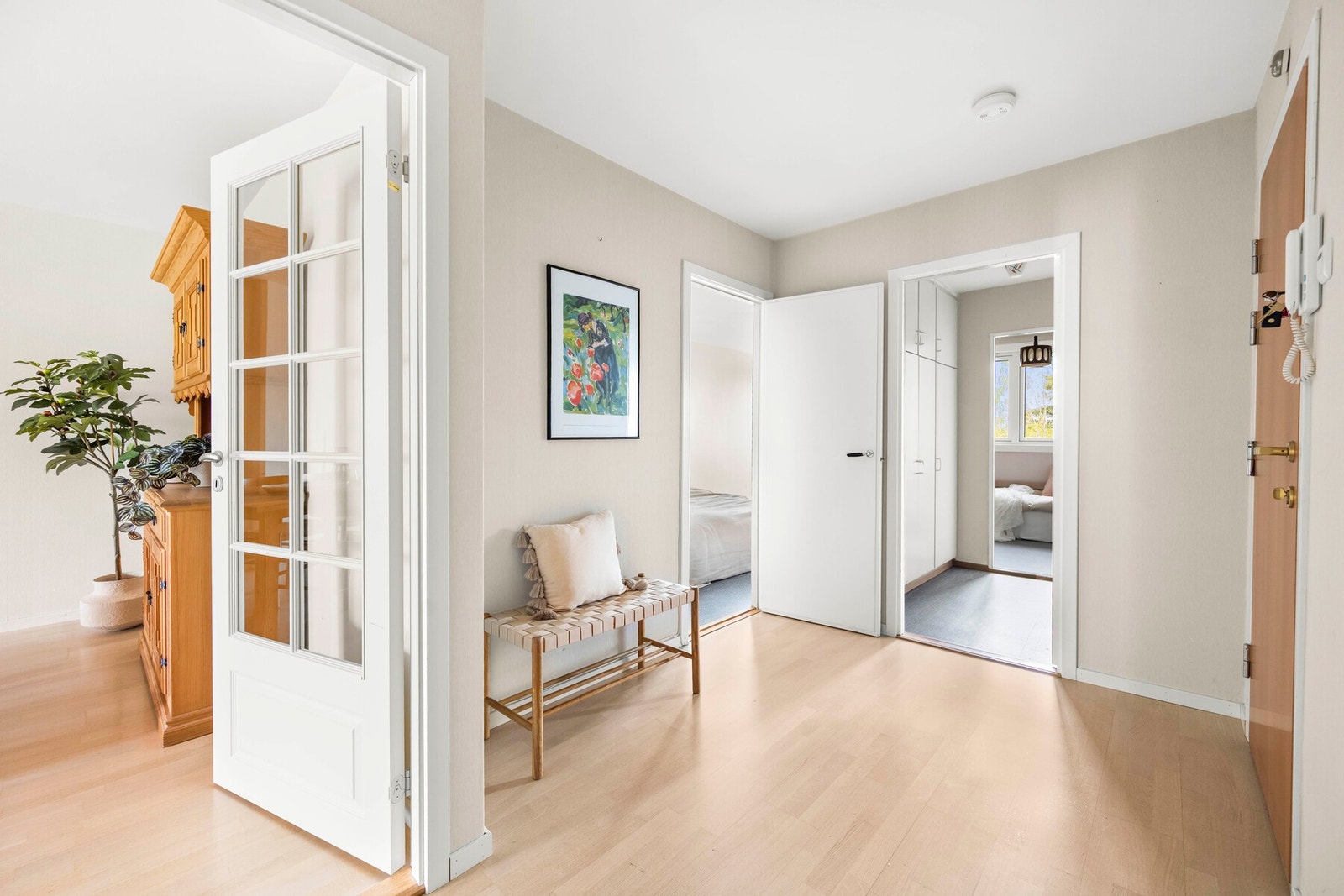 Velkommen inn! Det første som møter deg er en lys og romslig entré som gir et godt førsteinntrykk av boligen. Galleribilde