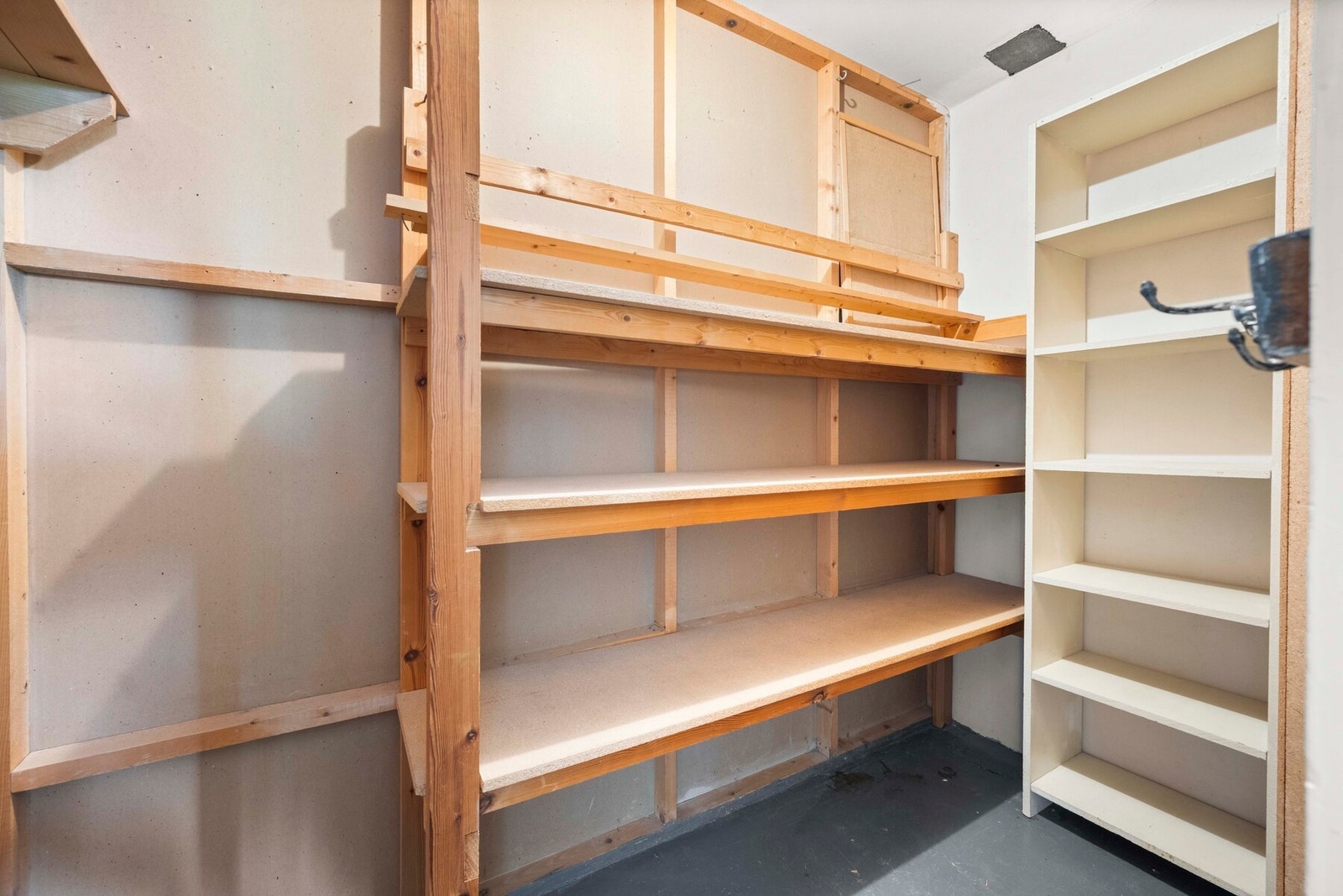 Innenfor det ene soverommet er det en innvendig bod, som mange gjør om til en walk in garderobe Galleribilde