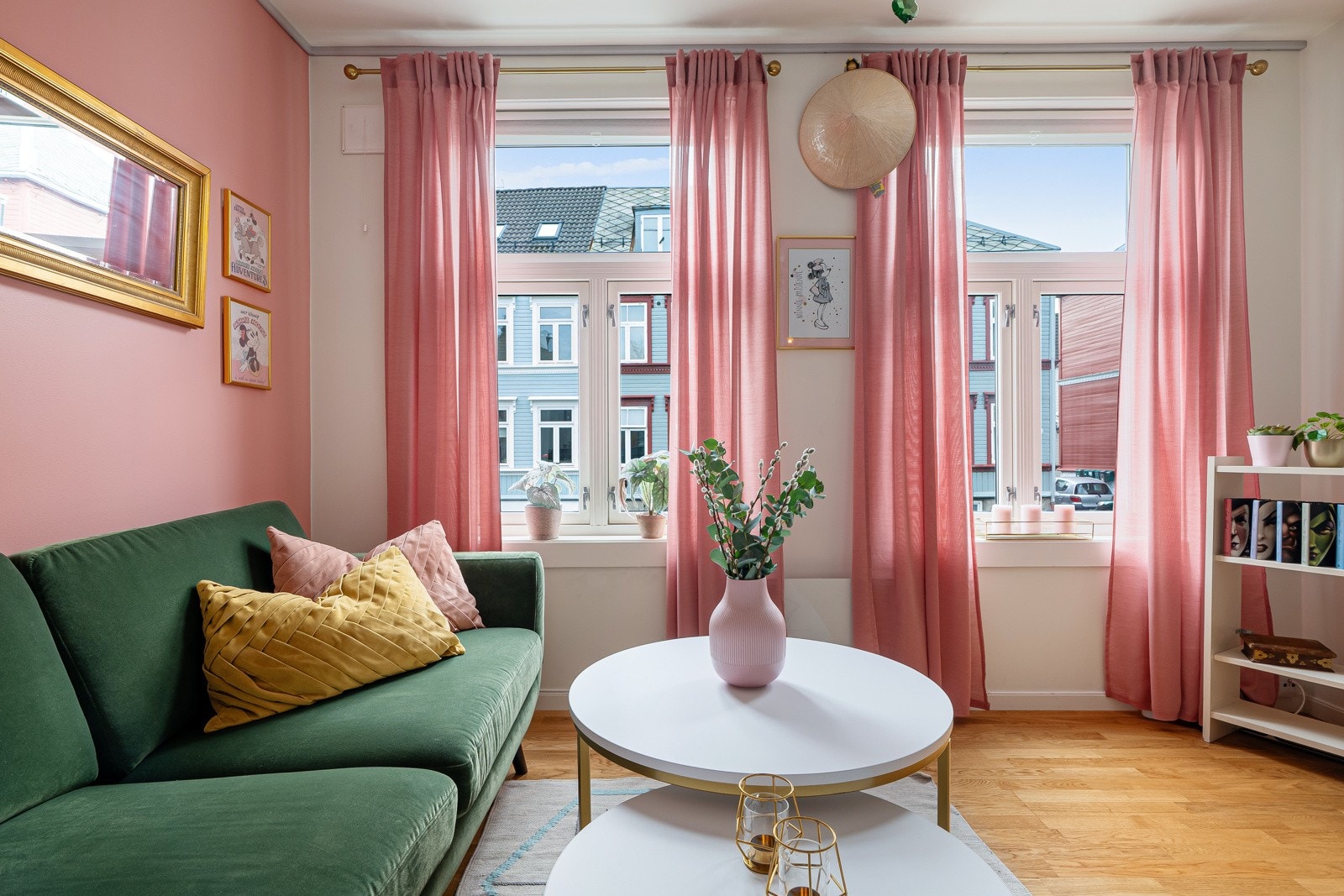 Leilighetens beliggenhet i høy første etasje gjør at man ikke har innsyn fra gaten. Galleribilde