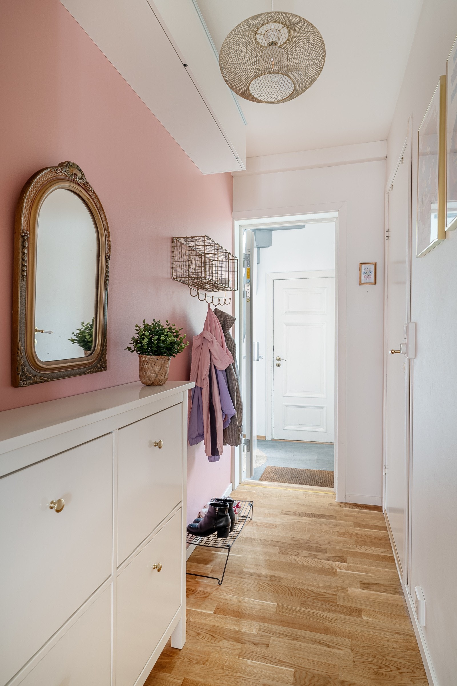 I gangen er det plass til sko og klesavheng i smart oppbevaringsløsning på vegg. Galleribilde