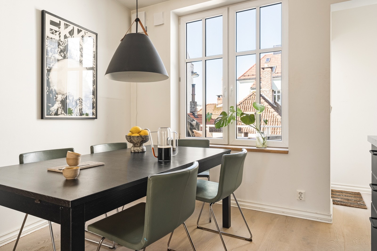 Vinduene på kjøkkenet kan åpnes ut til balkongen. Det legger opp til ordentlig gode besøk! Galleribilde
