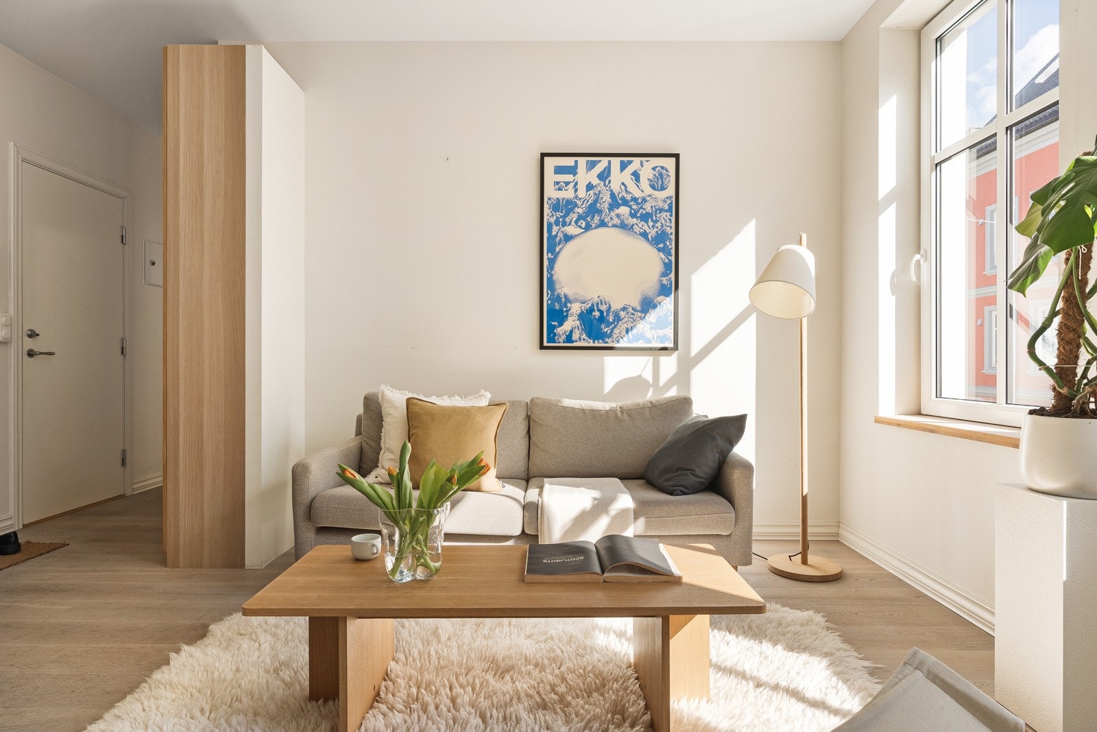 Overflatene ellers er lyse, moderne og slette, som for øvrig går igjen i hele boligen. Galleribilde