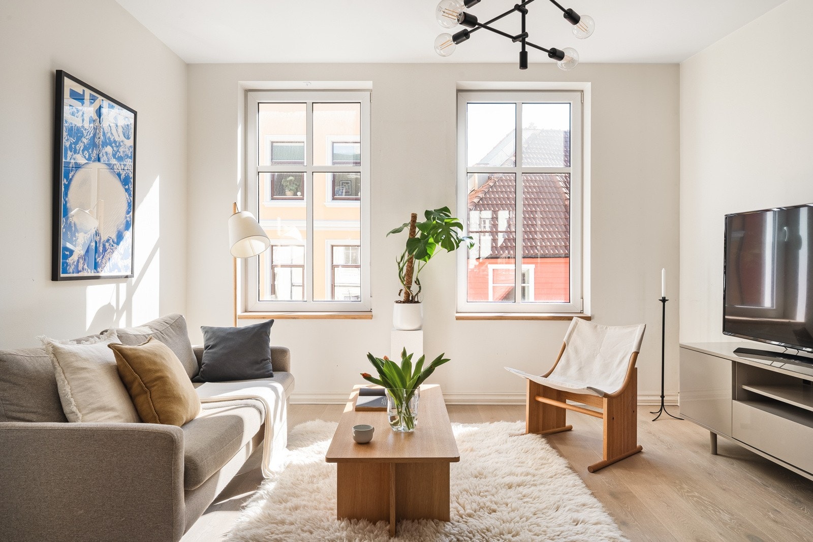 Her har du god plass til stort spisebord mot kjøkken, i tillegg til stor sofagruppe/mediasone i stuedelen. Galleribilde