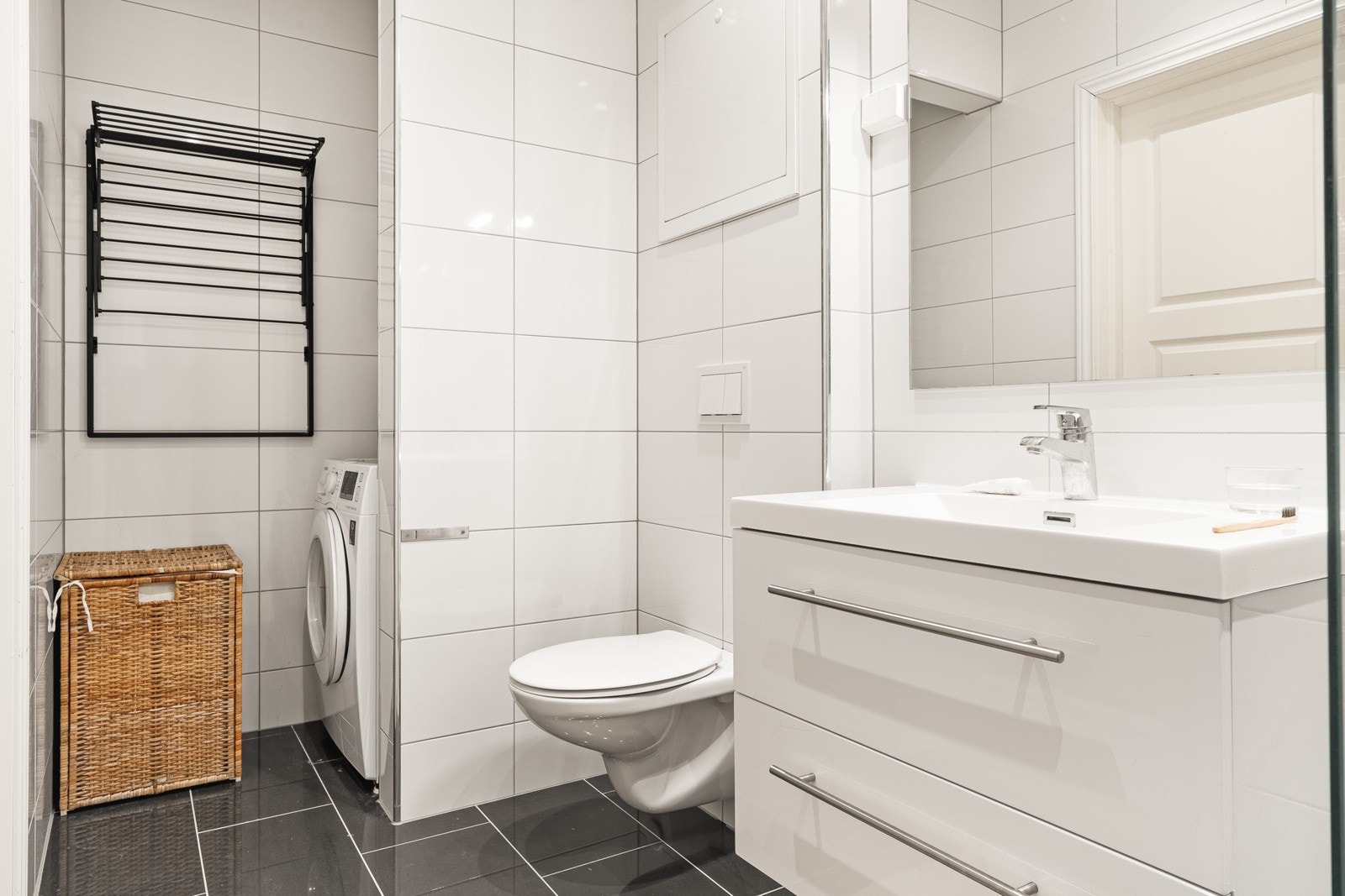 Det helflisede badet fremstår lyst og innholdsrikt. Galleribilde