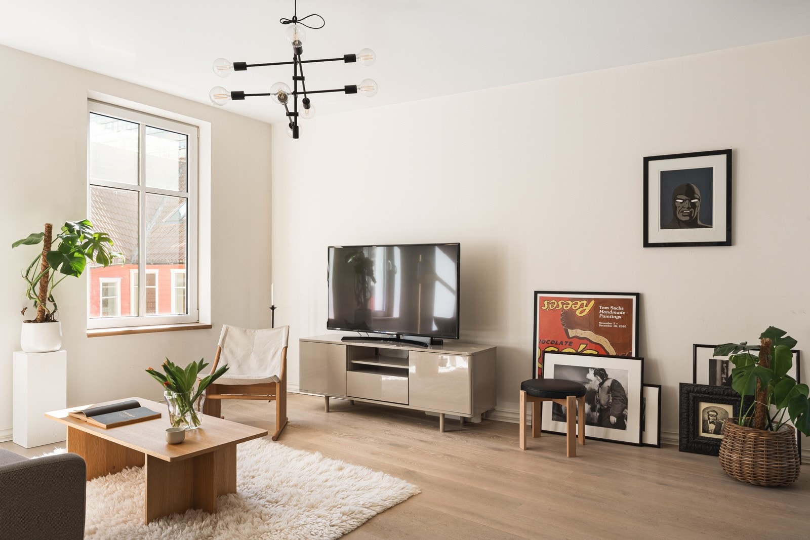 Rommet preges ellers av store vindusflater som slipper rikelig med naturlig lys inn til rommet. Galleribilde