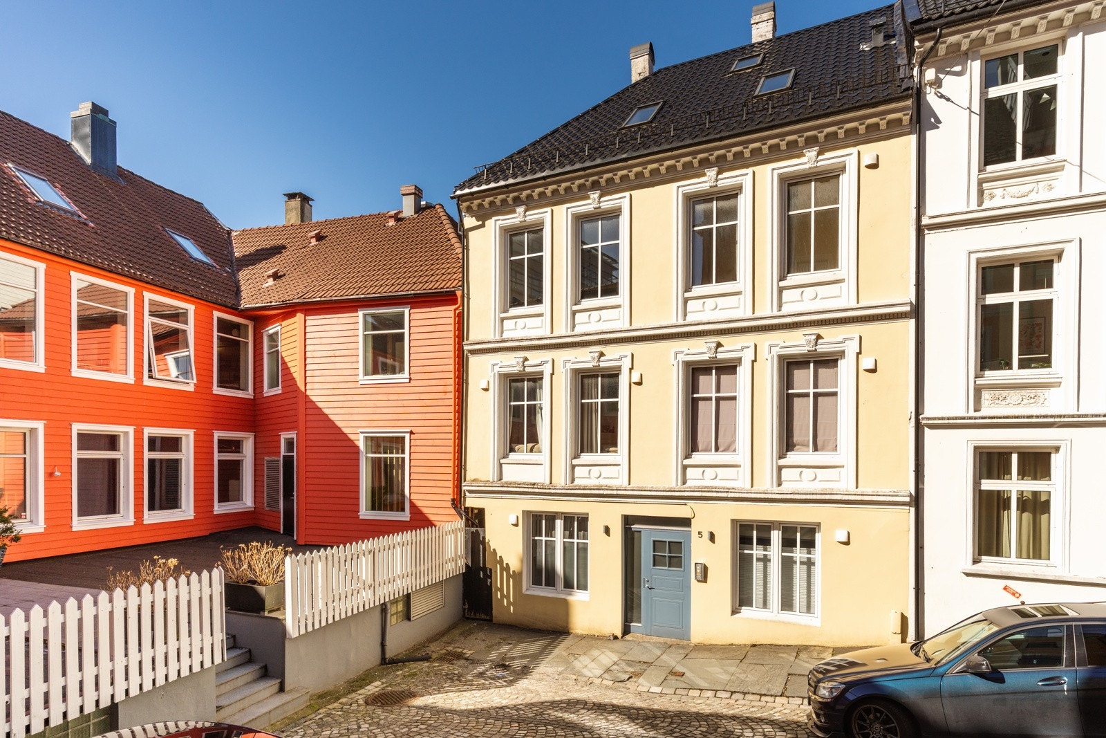 Her bor du supersentralt, i et rolig område i sentrum, med kort avstand til absolutt alt du skulle trenge i hverdagen. Galleribilde