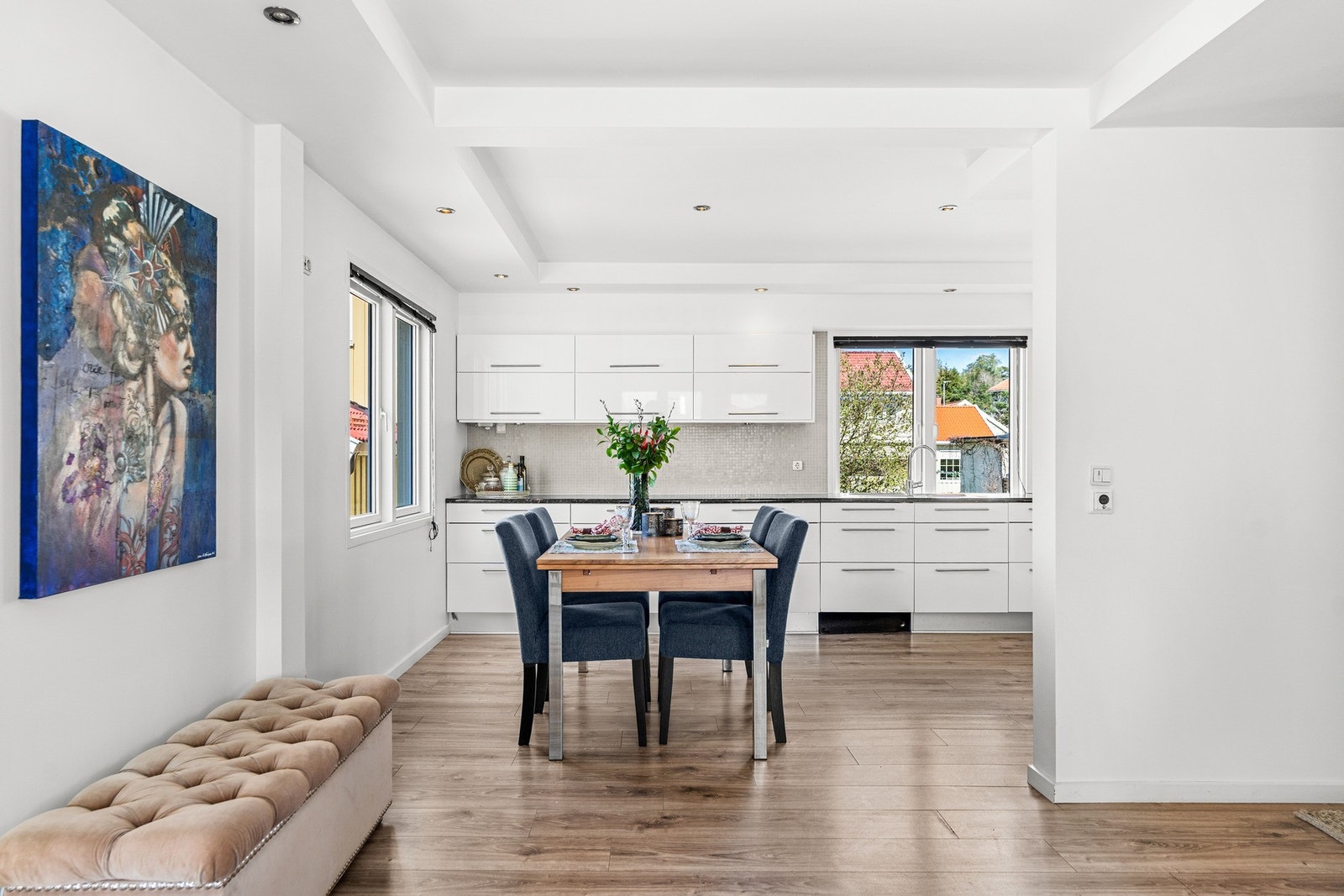 Lys og åpen stue/kjøkkenløsning - perfekt for hyggelige familiestunder og sosiale sammenkomster. Galleribilde