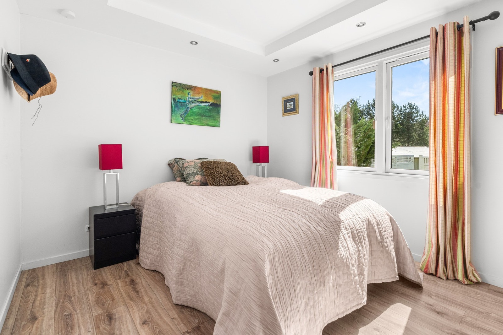 Enten du ønsker et rolig hovedsoverom, et barnerom eller et hjemmekontor, gir dette rommet mange muligheter. Nøytrale farger og godt lys gjør det enkelt å sette sitt preg. Galleribilde