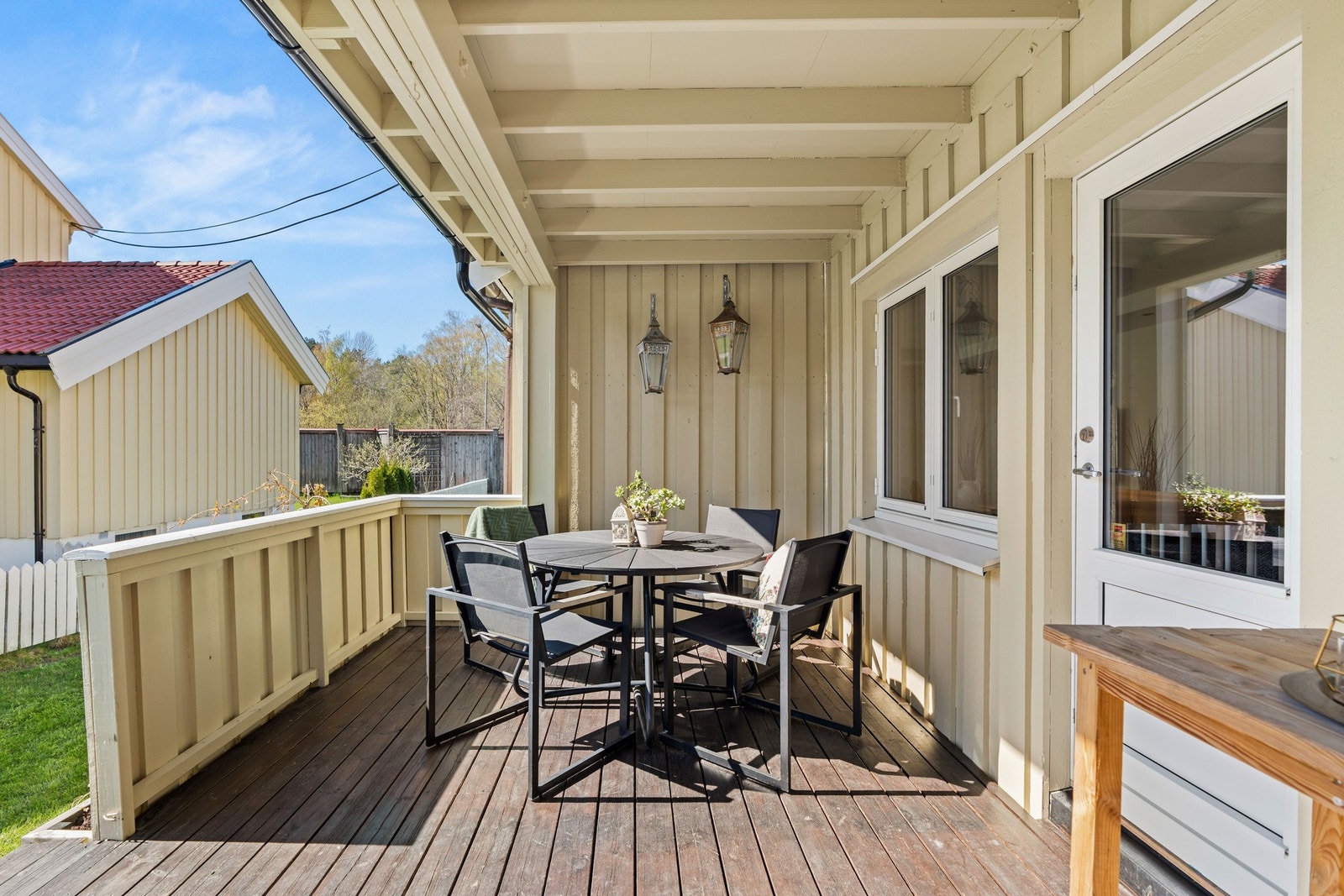 Terrassens store størrelse gir god plass til utemøbler og grill. Galleribilde