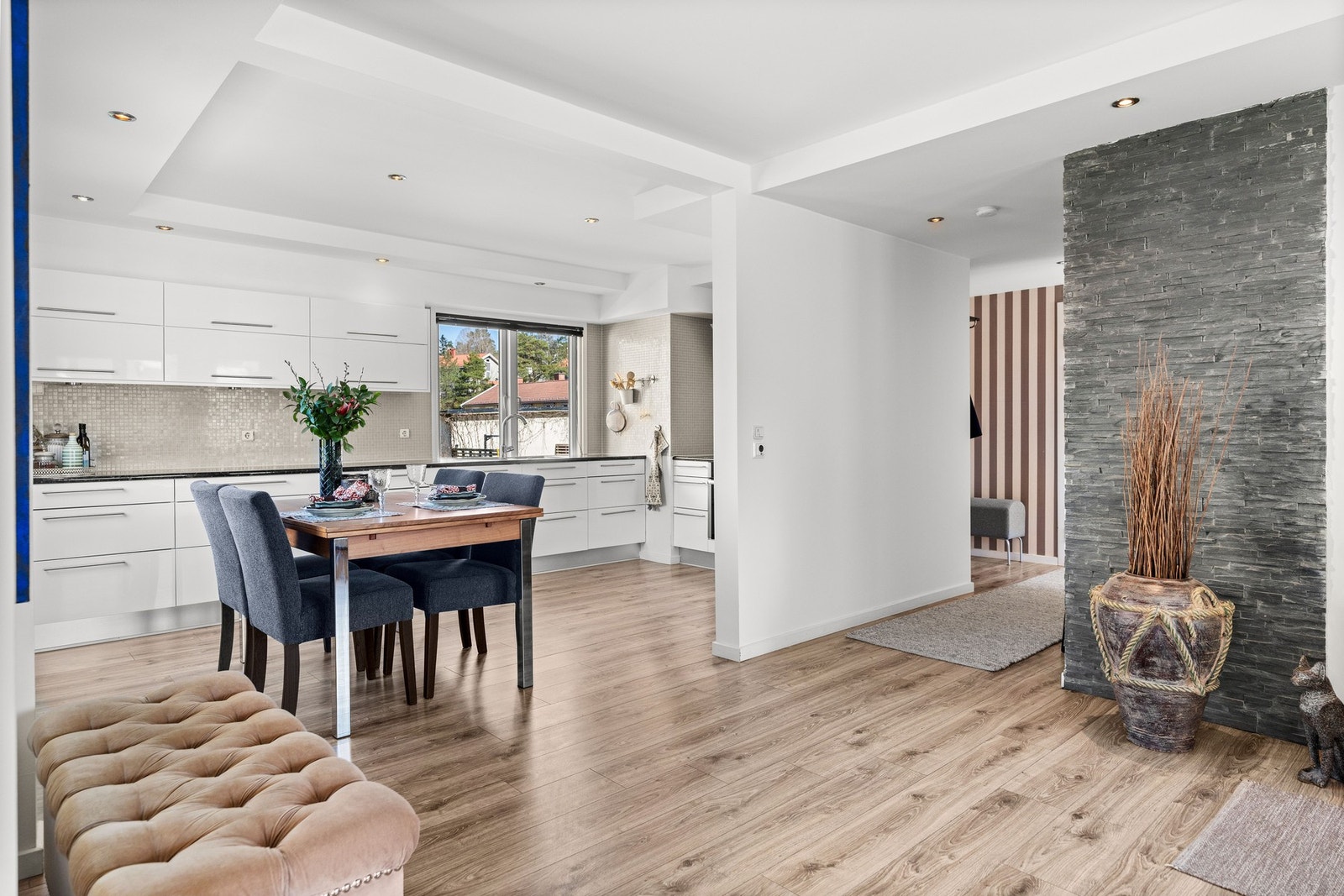 Etasjen oppleves som meget lys og romslig. Galleribilde