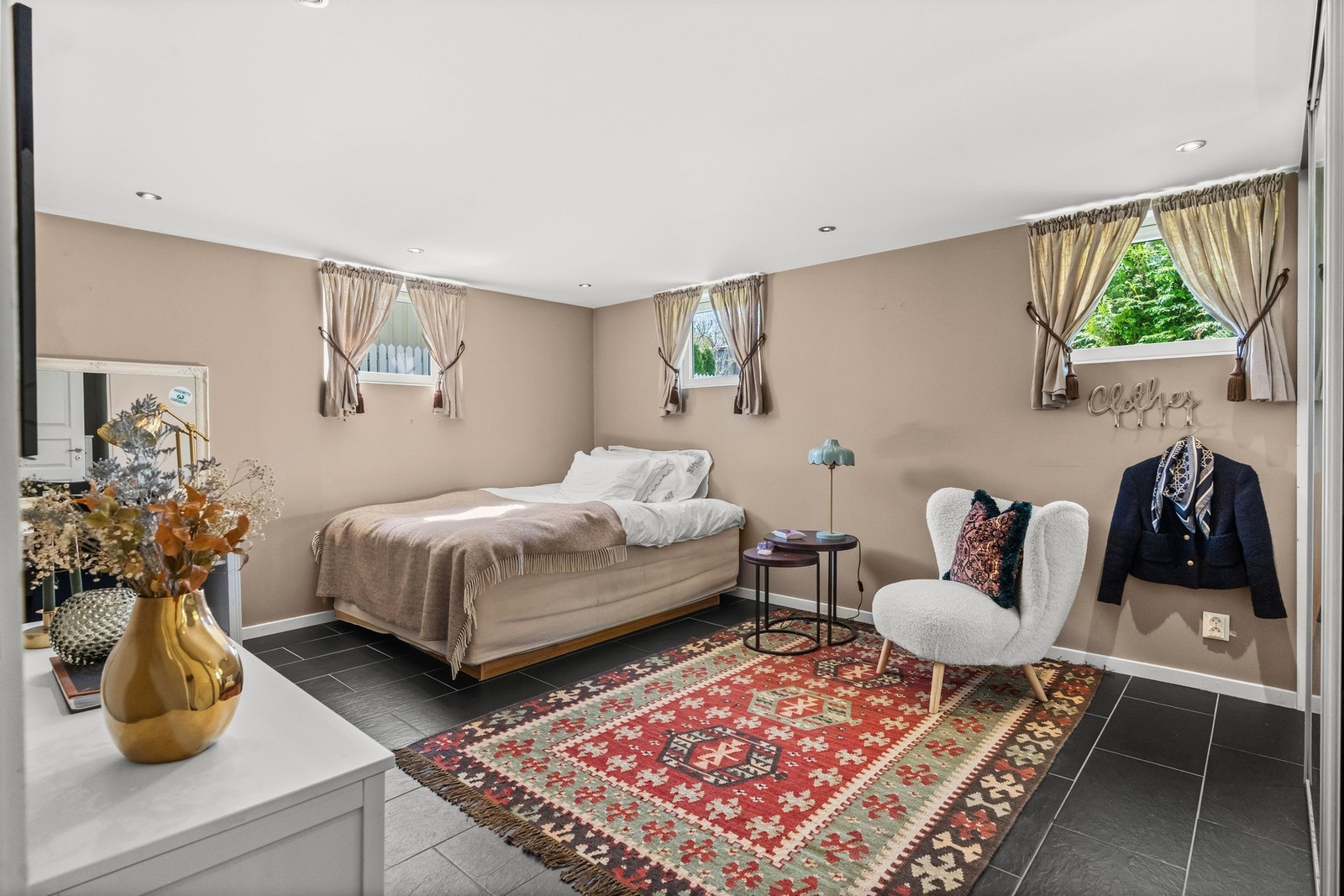 Stort soverom av generøs størrelse med god plass til dobbeltseng med tilhørende nattbord Galleribilde