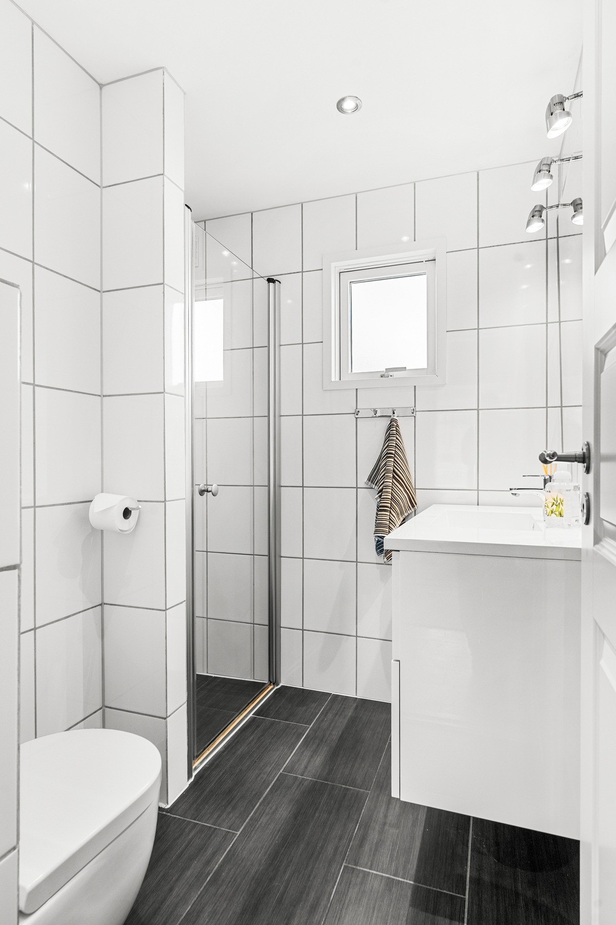 Innredningen består av en vegghengt servantinnredning med glatte fronter. Galleribilde