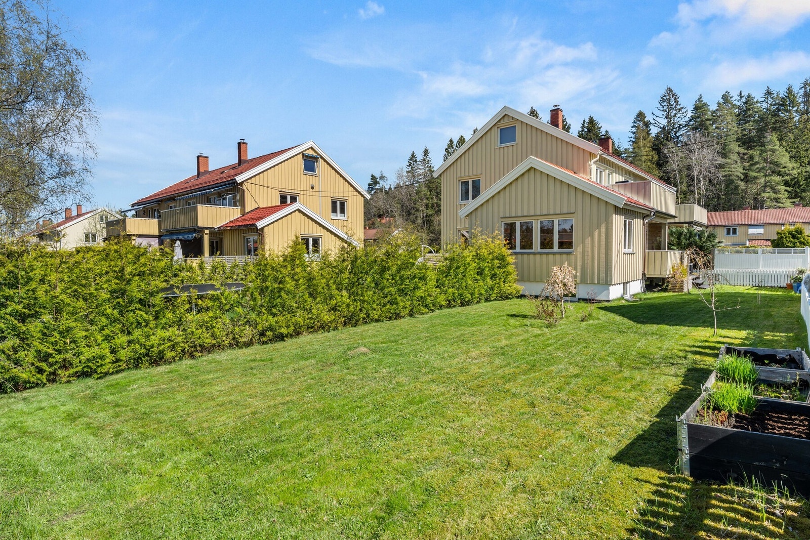 Her kan både store og små kose seg. Hagen er tydelig inndelt som egen bruksrett på borettslagets tomt. Galleribilde