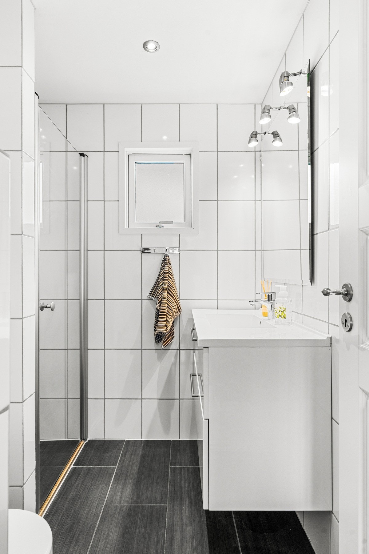 Badet har flislagte overflater med varme på gulv. Galleribilde