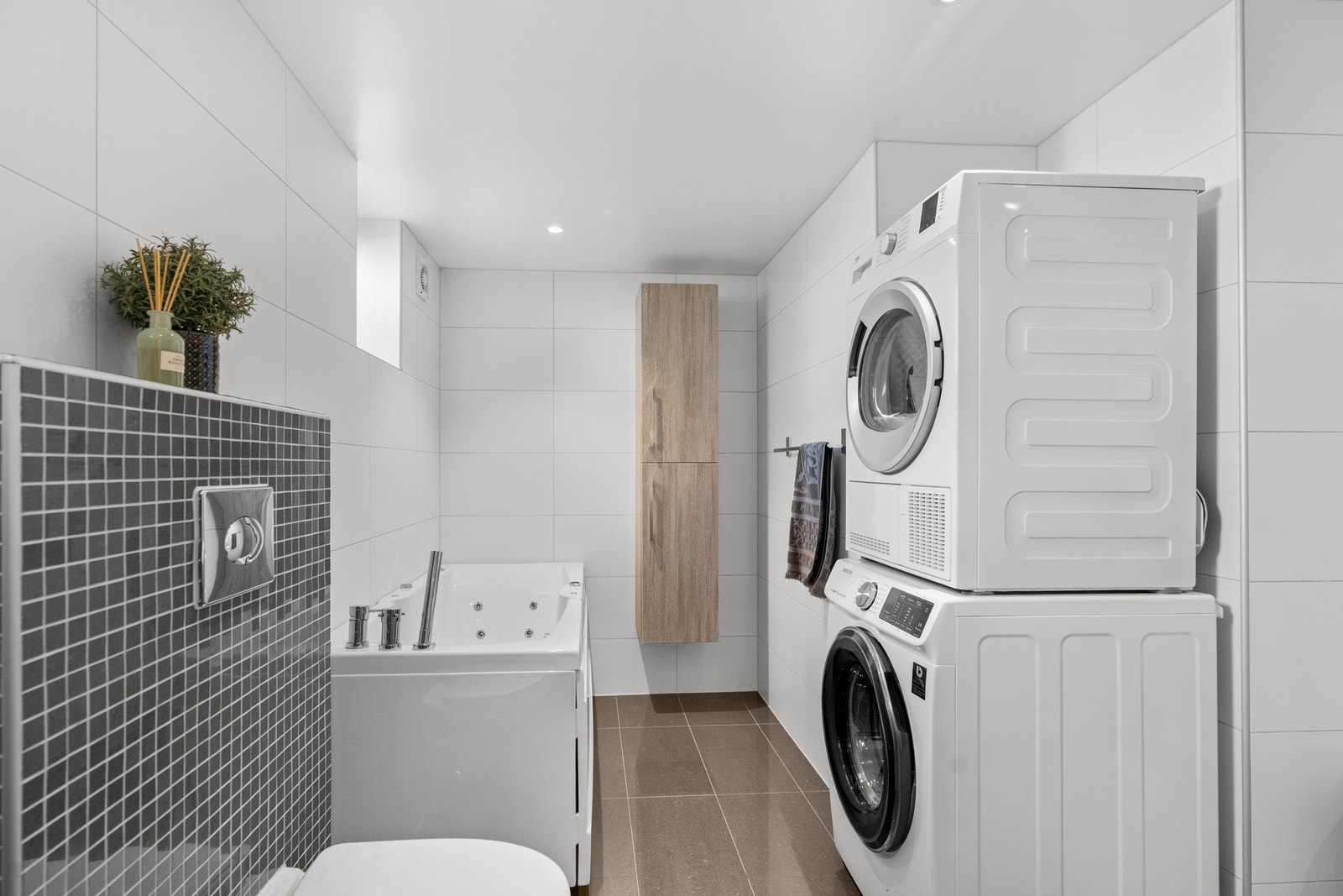 Badet har godt med plass for opplegg for vaskemaskin og tørketrommel. Galleribilde