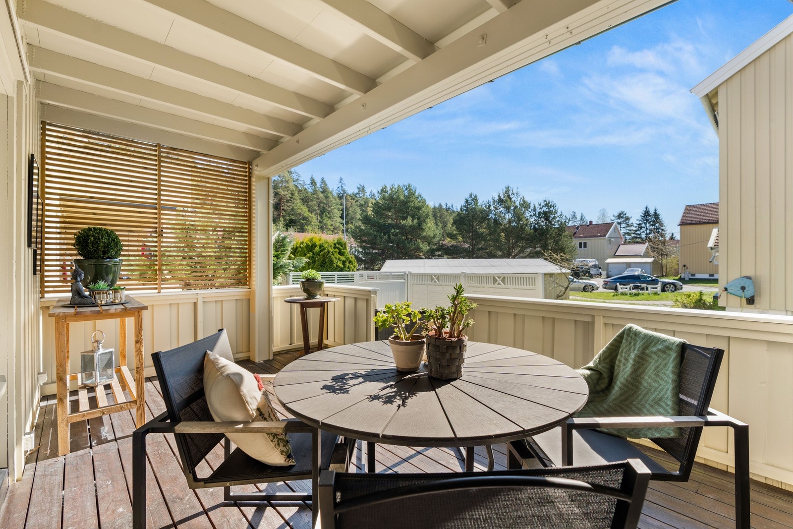 Terrassen vender mot syd og flotte grøntarealer. Galleribilde