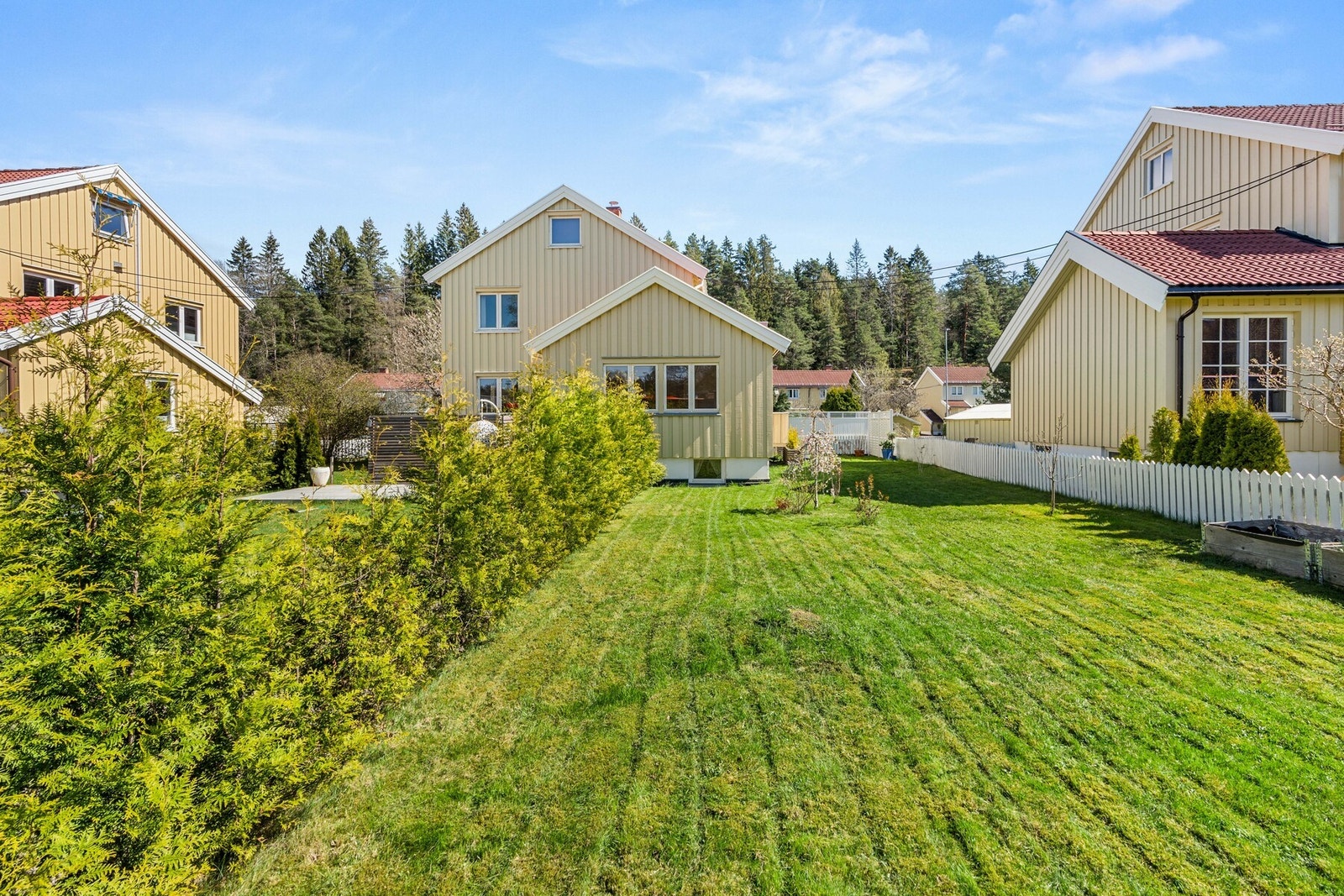 Her har du sol hele dagen og nok av boltreplass for familien. Det er tujahekk mot den ene siden og gjerde mot den andre. Galleribilde