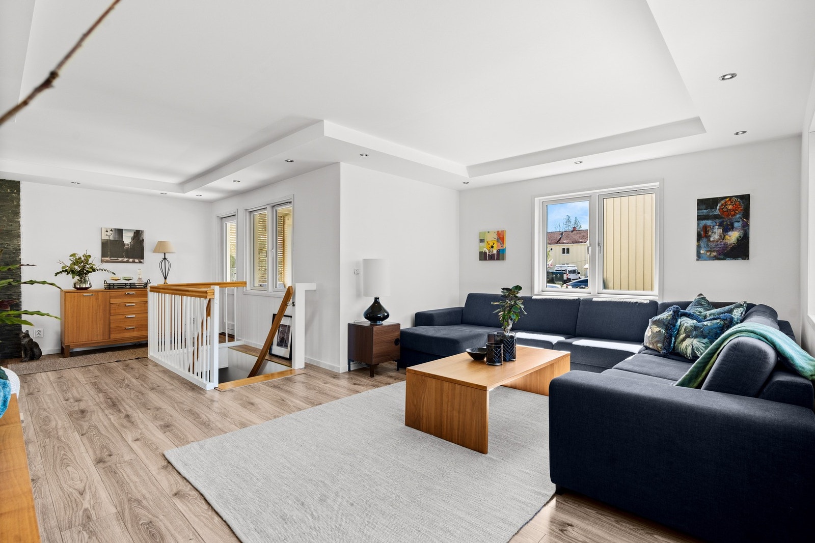 Store vindusflater slipper inn rikelig med dagslys og skaper en lun og inviterende atmosfære. Perfekt for alt fra rolige hverdagskvelder til middag med venner og familie. Galleribilde