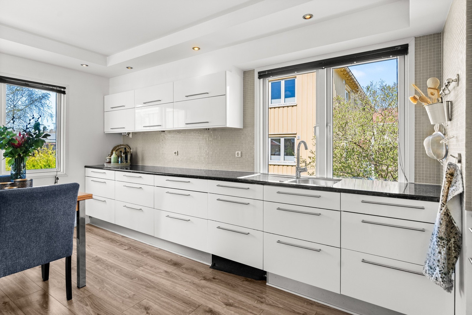 Kjøkkeninnredningen er fra 2011 og fremstår lyst og praktisk. Galleribilde