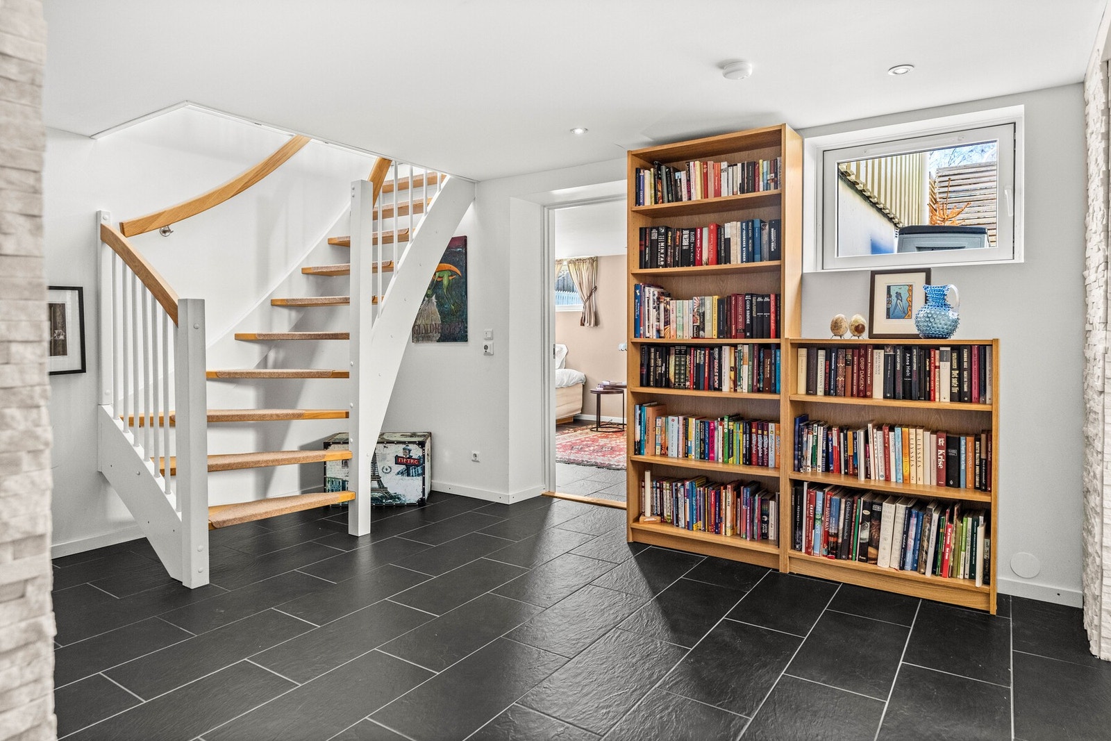 Det første som møter deg er en romslig gang, mulighet for en ekstra stue. Galleribilde