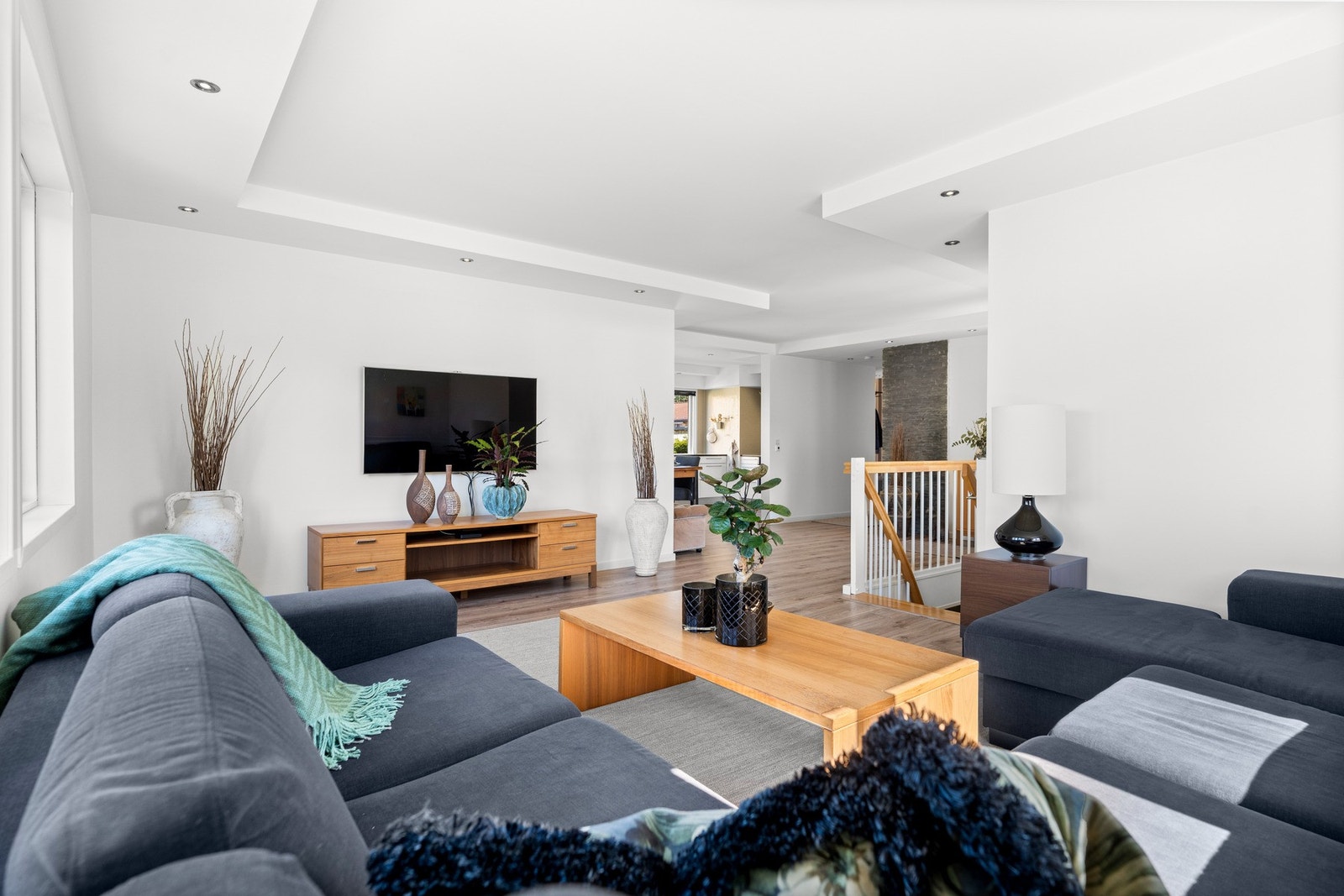 Stuen er av svært god størrelse og har plass til sofaseksjon og diverse møblement. Galleribilde