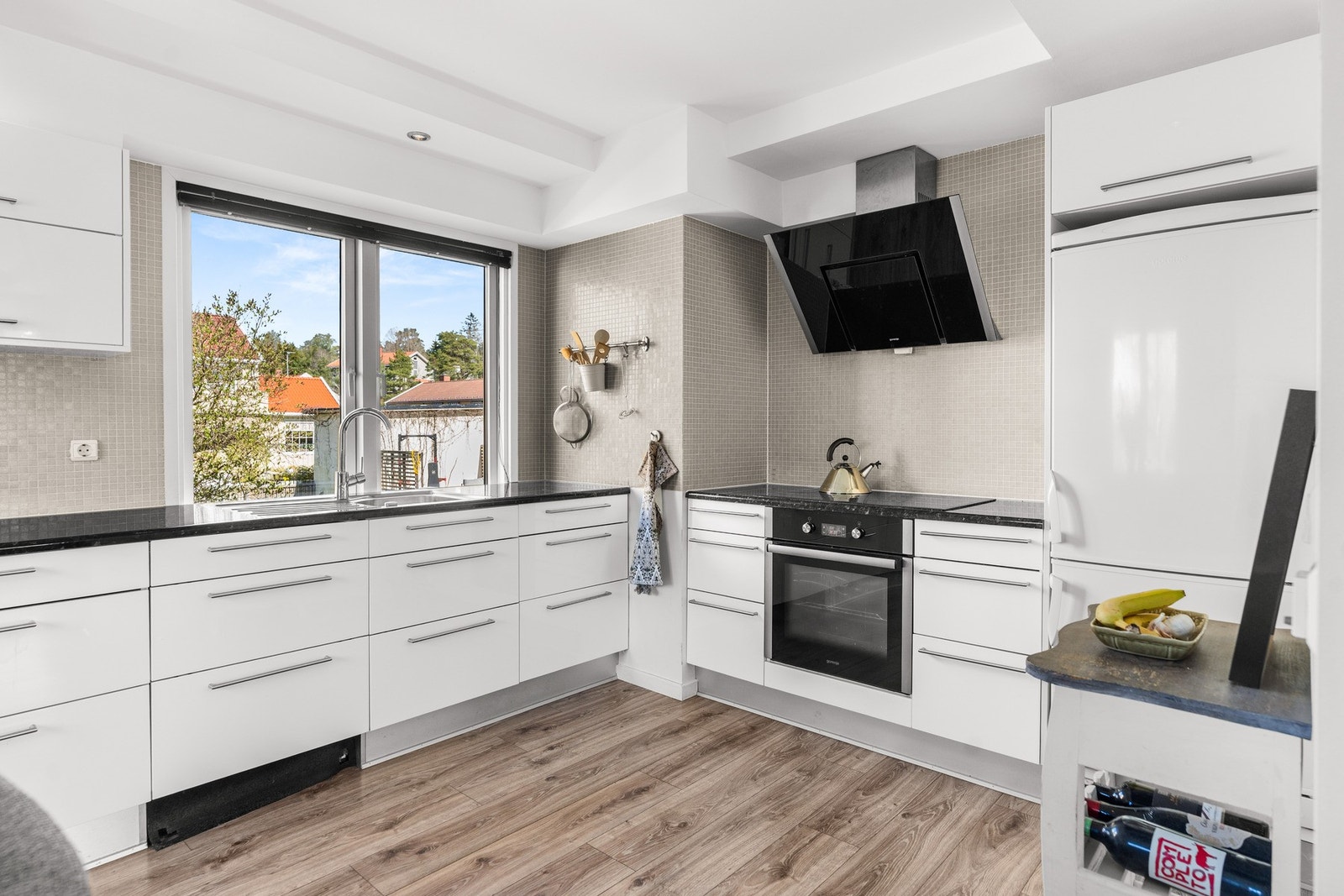 Stort vindu ved oppvaskkummen bidrar til godt med naturlig lys. Galleribilde