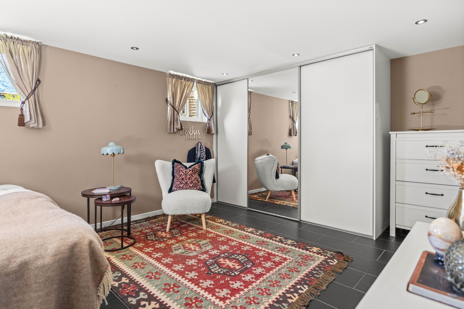 Romslig garderobe for oppbevaring av klær. Galleribilde