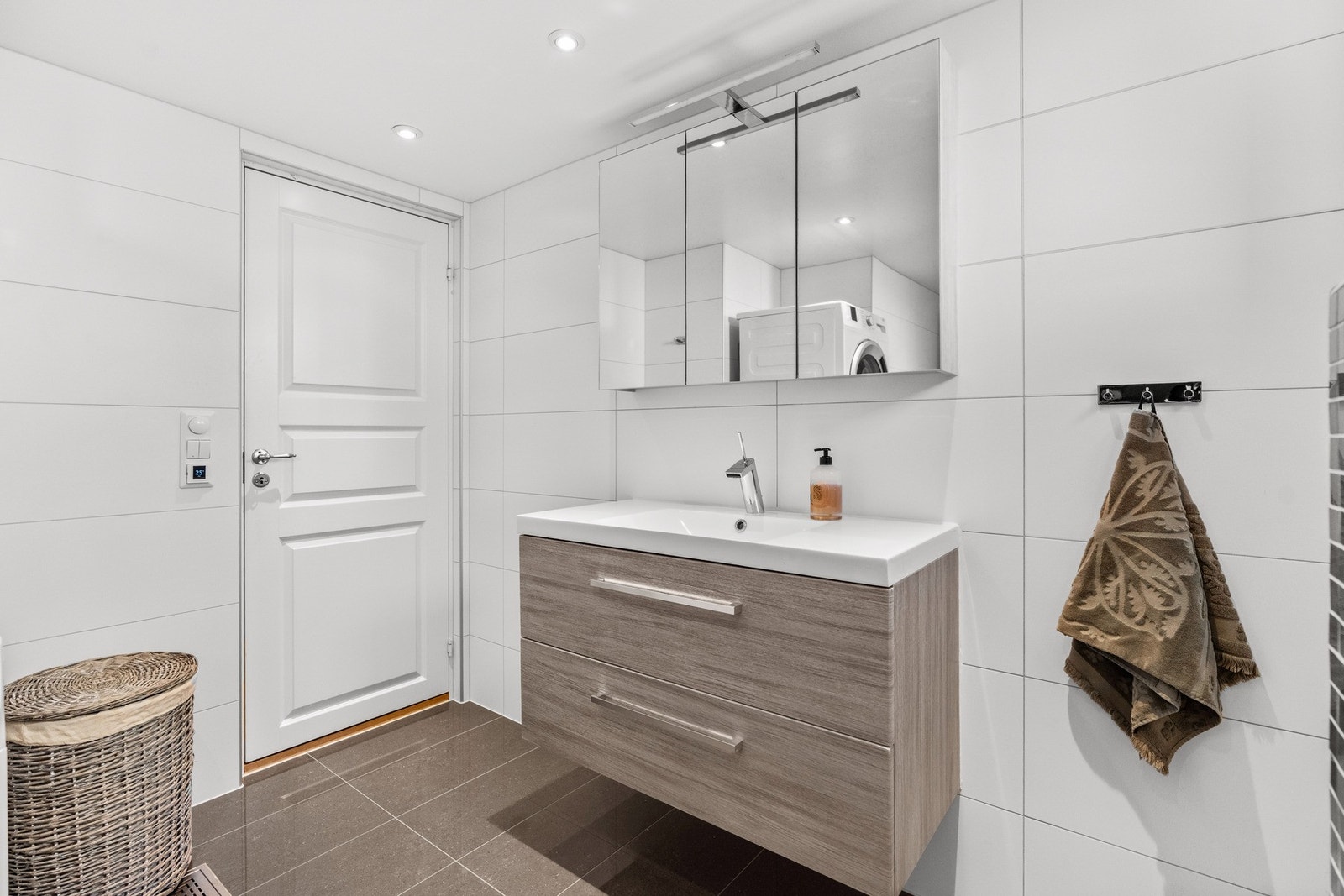 Pen badersomsrinnredning med god plass til oppbevaring av personlige artikler. Galleribilde