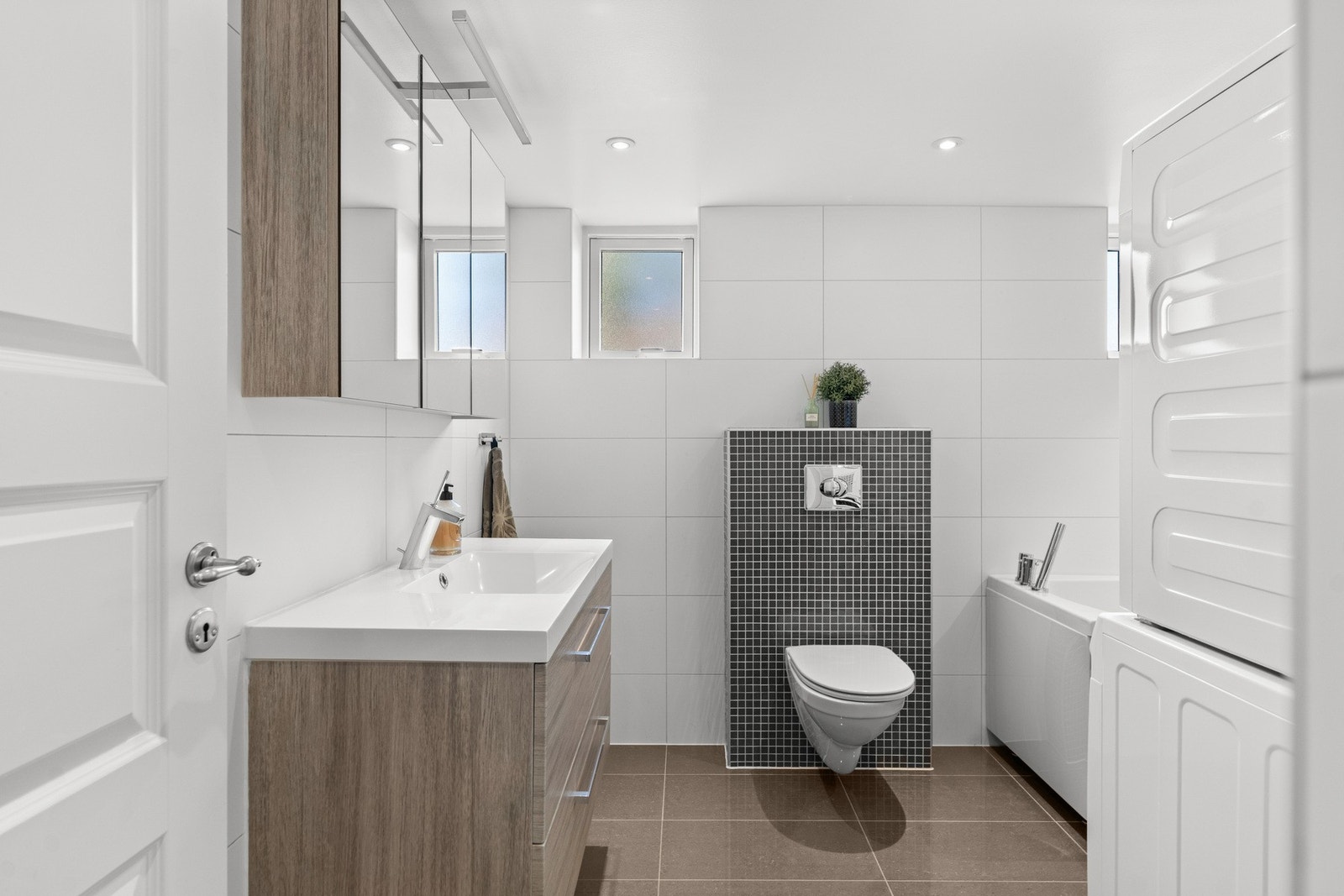 Innredningen består av blant annet badekar med innebygget badekararmatur med hånddusj. Galleribilde