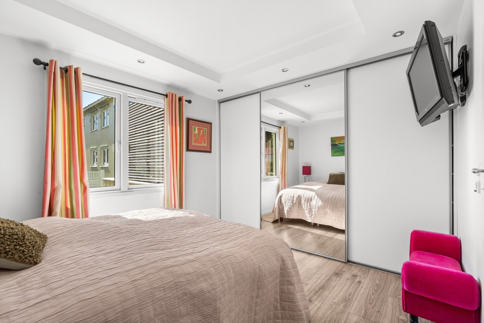 Romslig skyvedørsgarderobe. Galleribilde