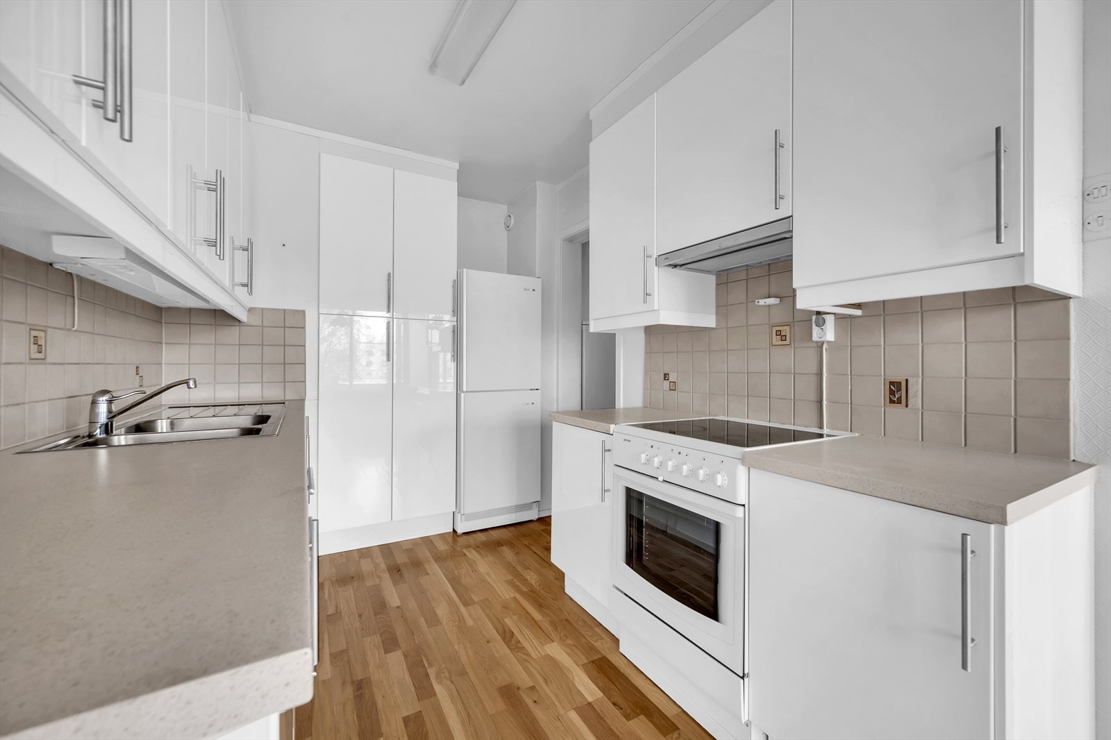 Lyst og tidløst kjøkken med praktiske løsninger. Galleribilde