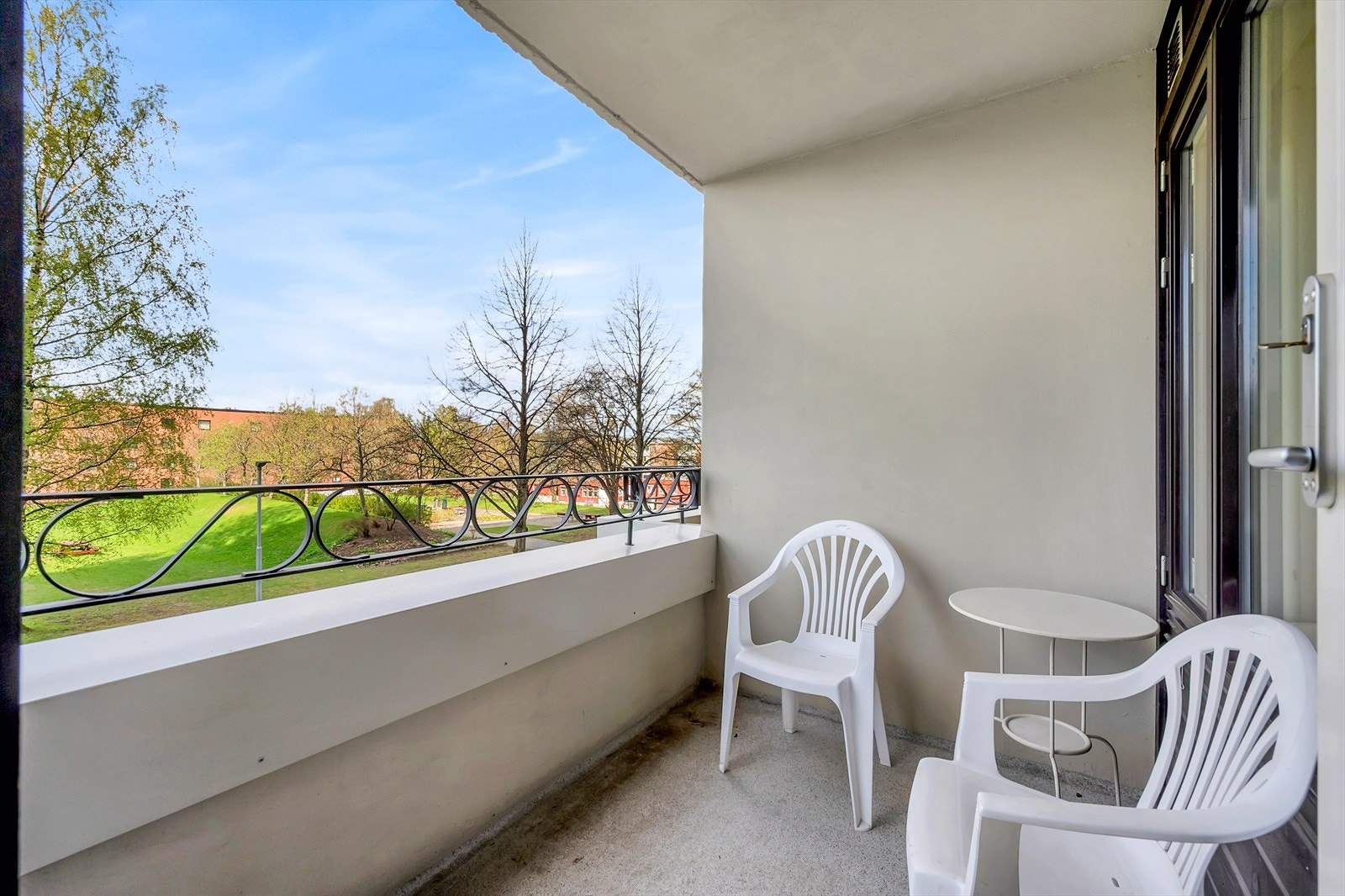 Fra stuen er det utgang til en nordvestvendt balkong på ca. 6kvm. Galleribilde