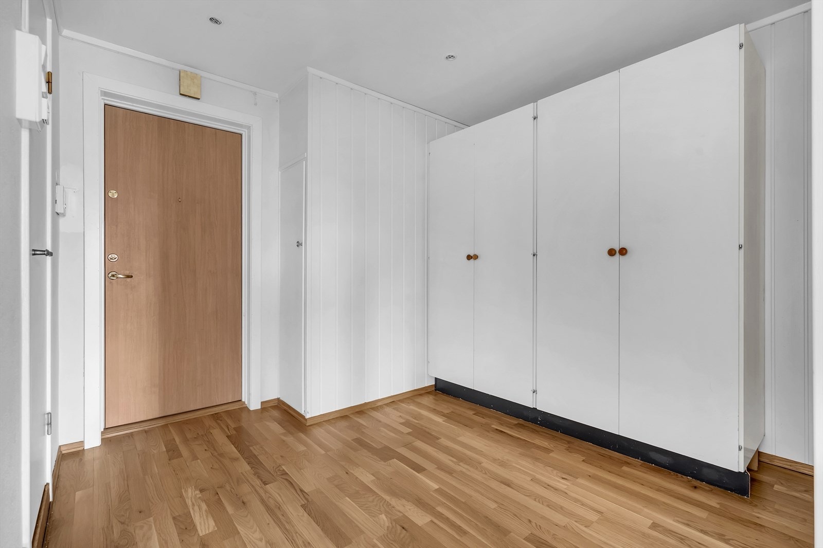 Velkommen inn i en romslig entré med gode oppbevaringsmuligheter. Galleribilde