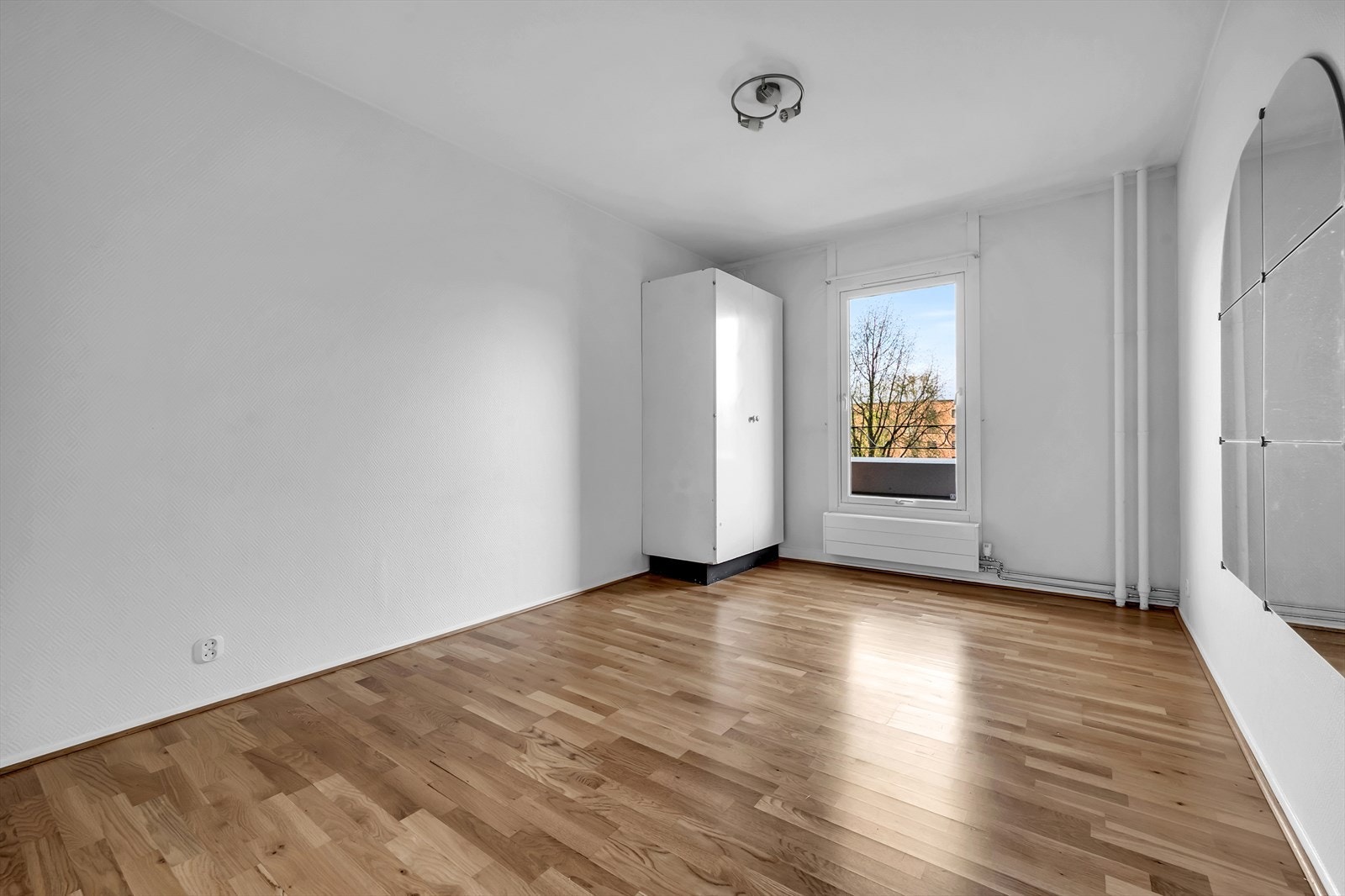 Soverommet er av god størrelse med plass til dobbeltseng, garderobe og øvrig møblement Galleribilde