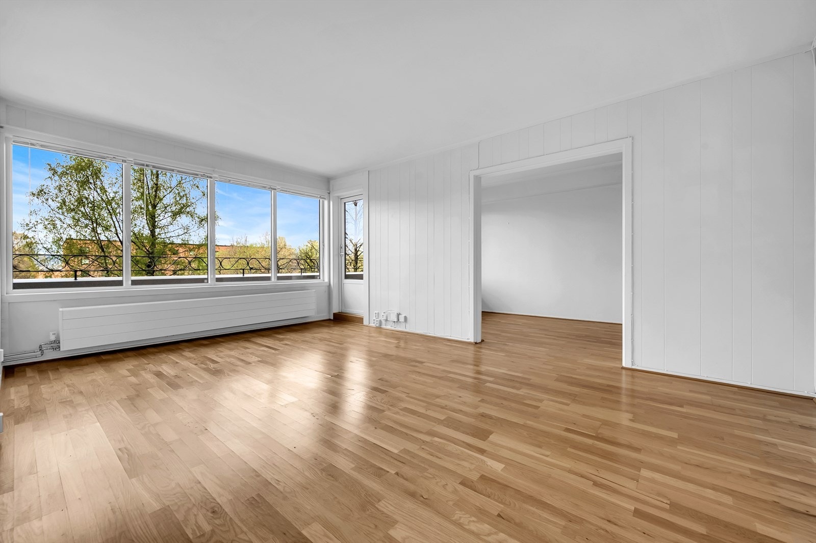 En enkel stue å møblere. Romslig, delikat og med store veggflater. Galleribilde