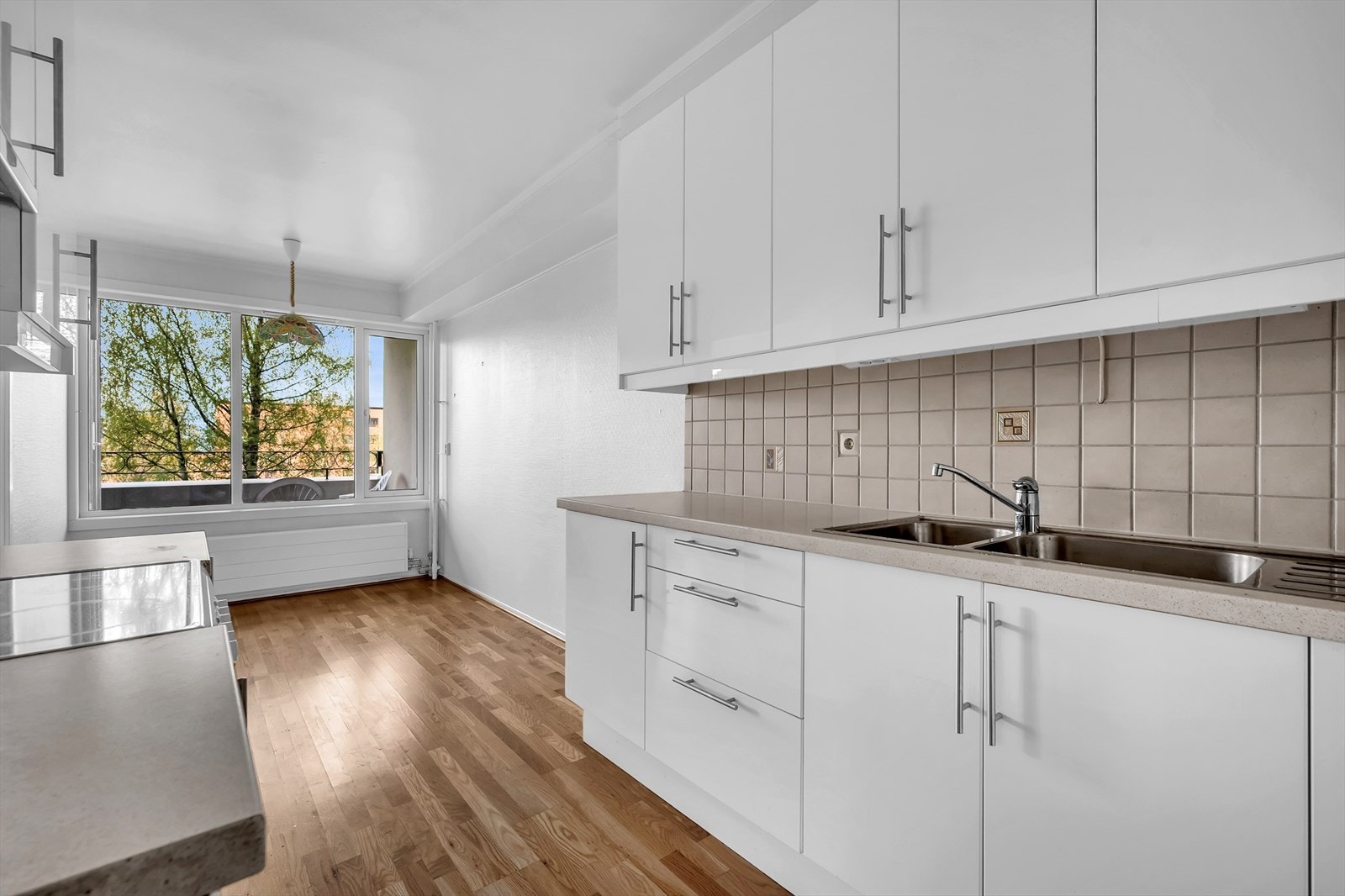 Store vindu som gir rikelig med naturlig lysinnslipp. Galleribilde