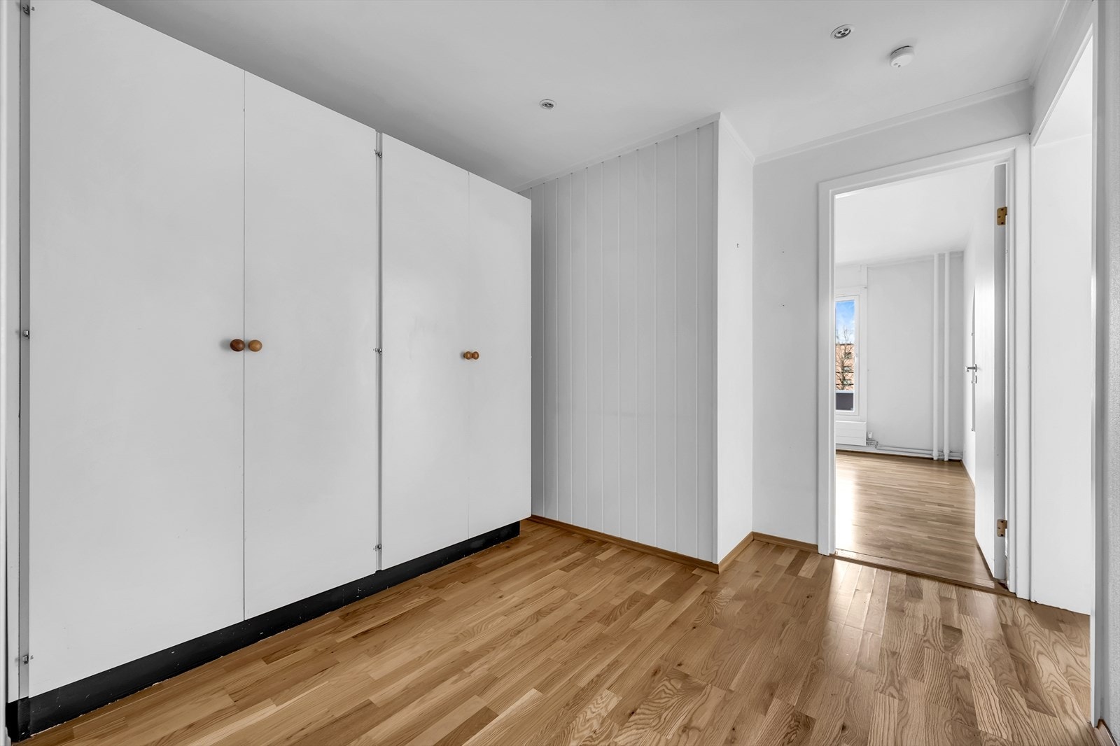 Her har du rikelig med plass til å henge fra deg yttertøy. Galleribilde