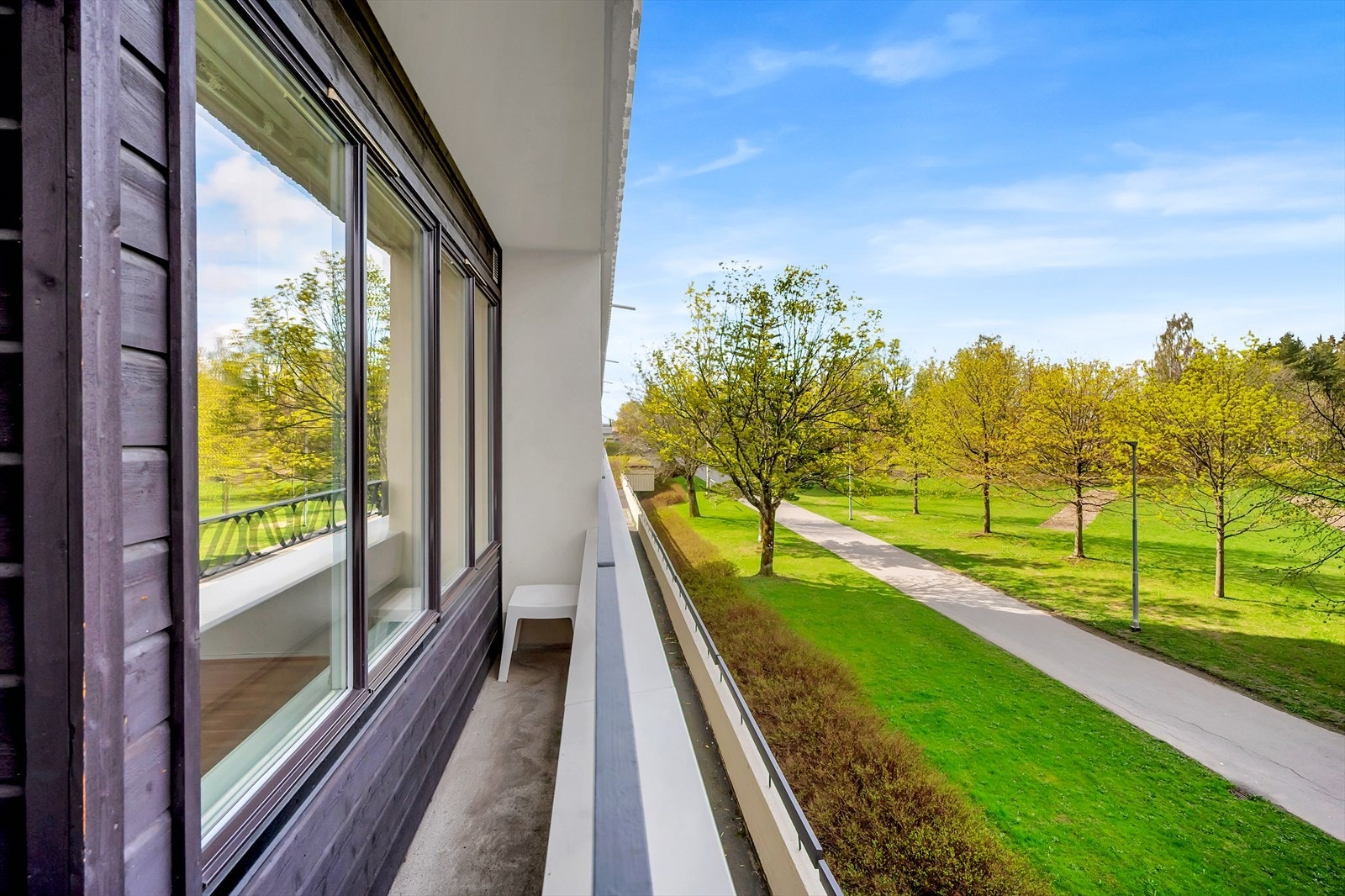 Leiligheten ligger i høy 1.etasje med flott utsyn mot grøntarealer. Galleribilde