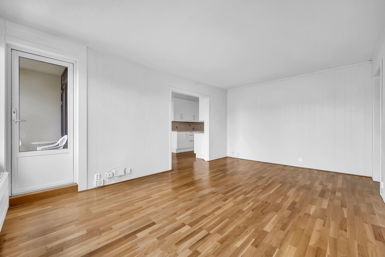 I stuen har du rikelig med plass til både sofagruppe med tilhørende medialøsning og spisebord. Galleribilde