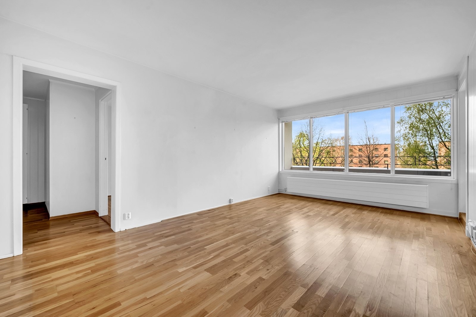 Åpen og luftig stue med store vindusflater som gir mye dagslys. Galleribilde