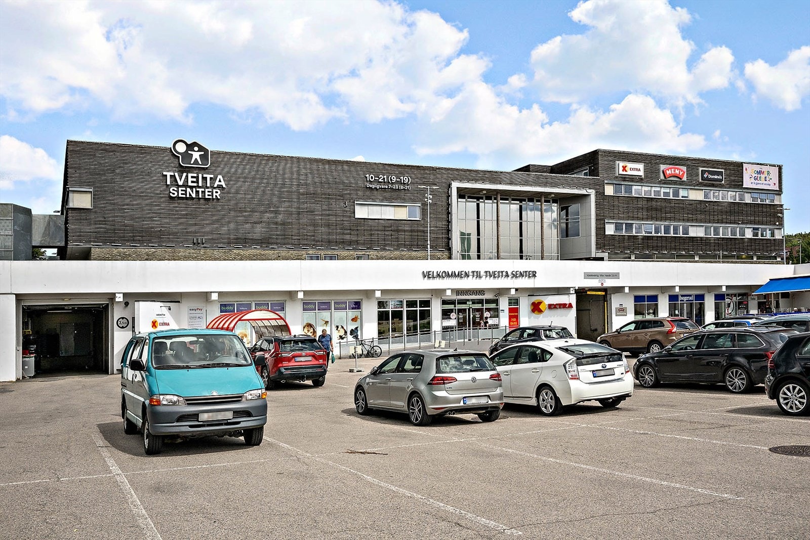 Gangavstand til Tveita Senter med dagligvare, spisesteder, apotek, og andre servicetilbud Galleribilde