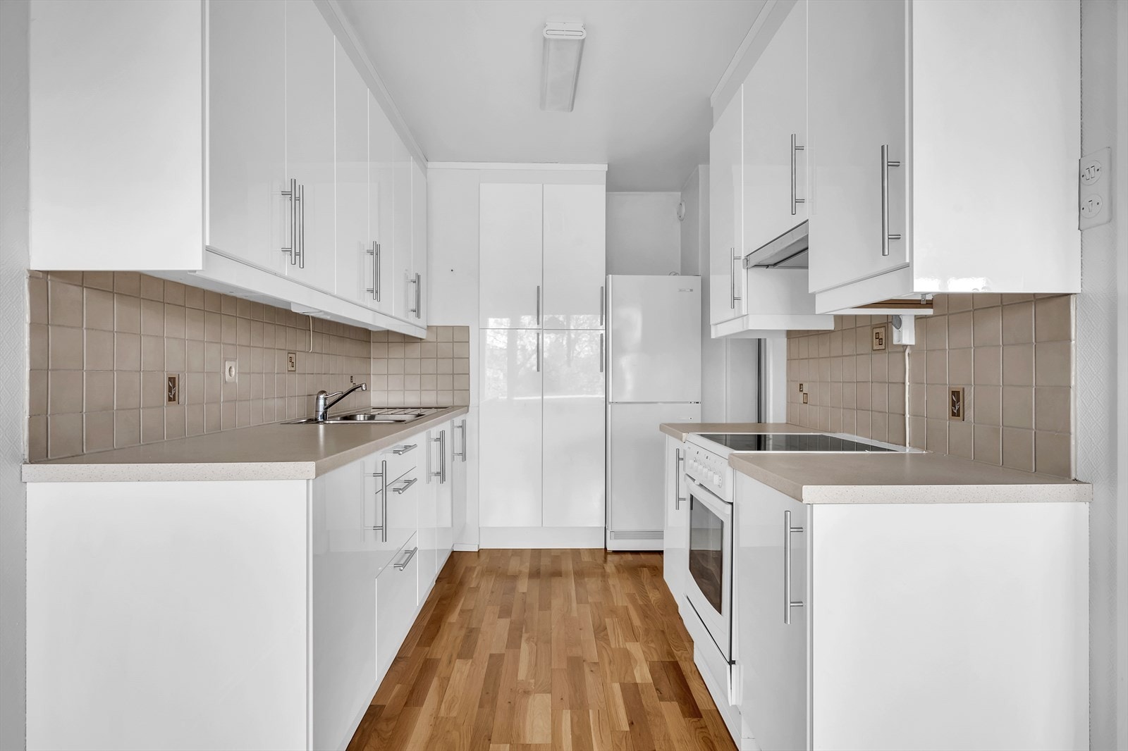 På kjøkkenet er det god skap- og benkeplass som gjør matlagingen til en drøm Galleribilde