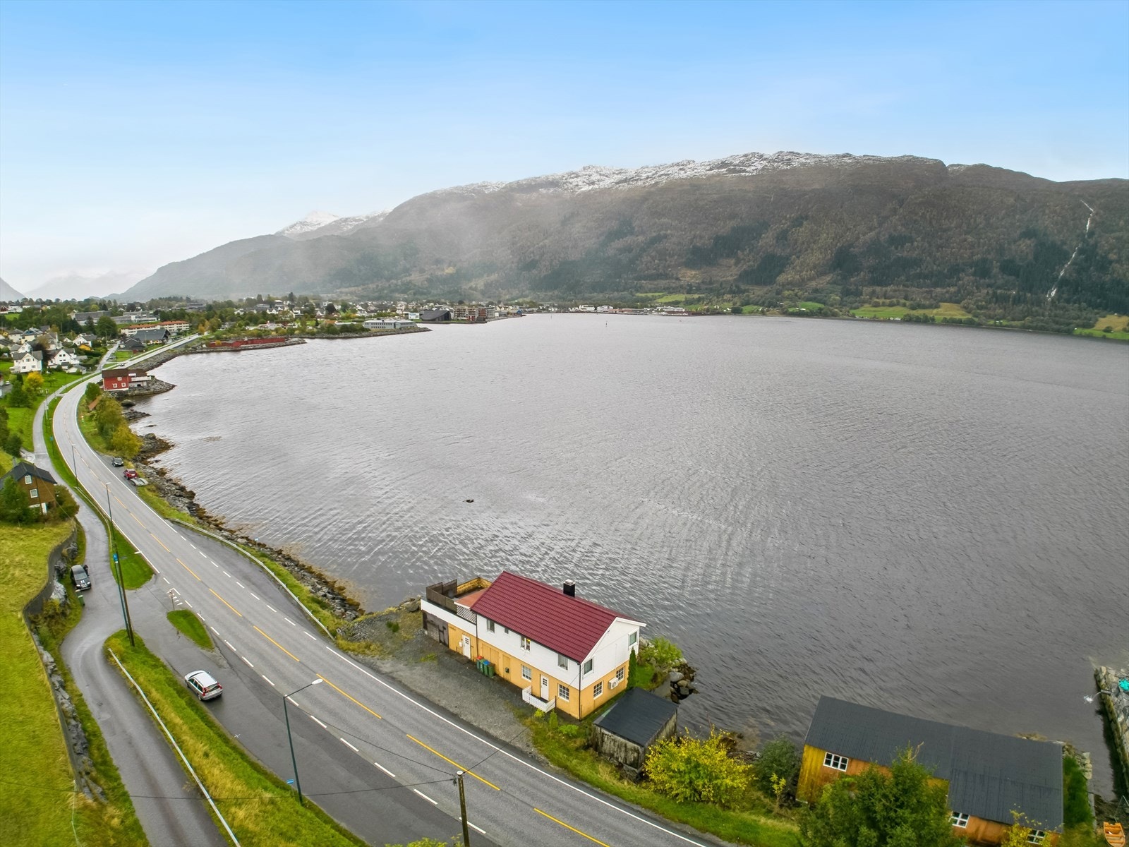 Kort gangavstand til alle daglege sentrumsfasilitetar, barnehagar, skular og fritidstilbod Galleribilde