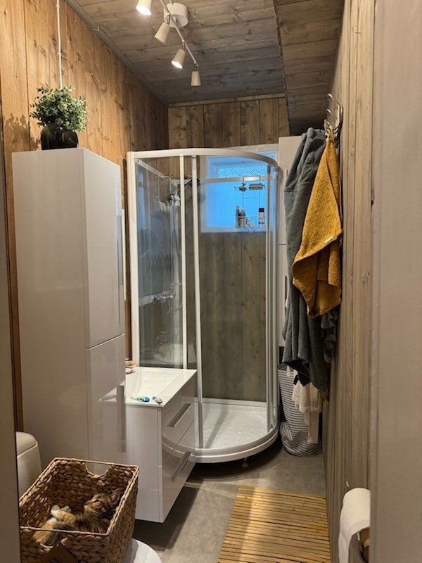 Baderommet er oppussa i seinare tid. Det er lagt behandla panel på veggar og flis på golv. Galleribilde