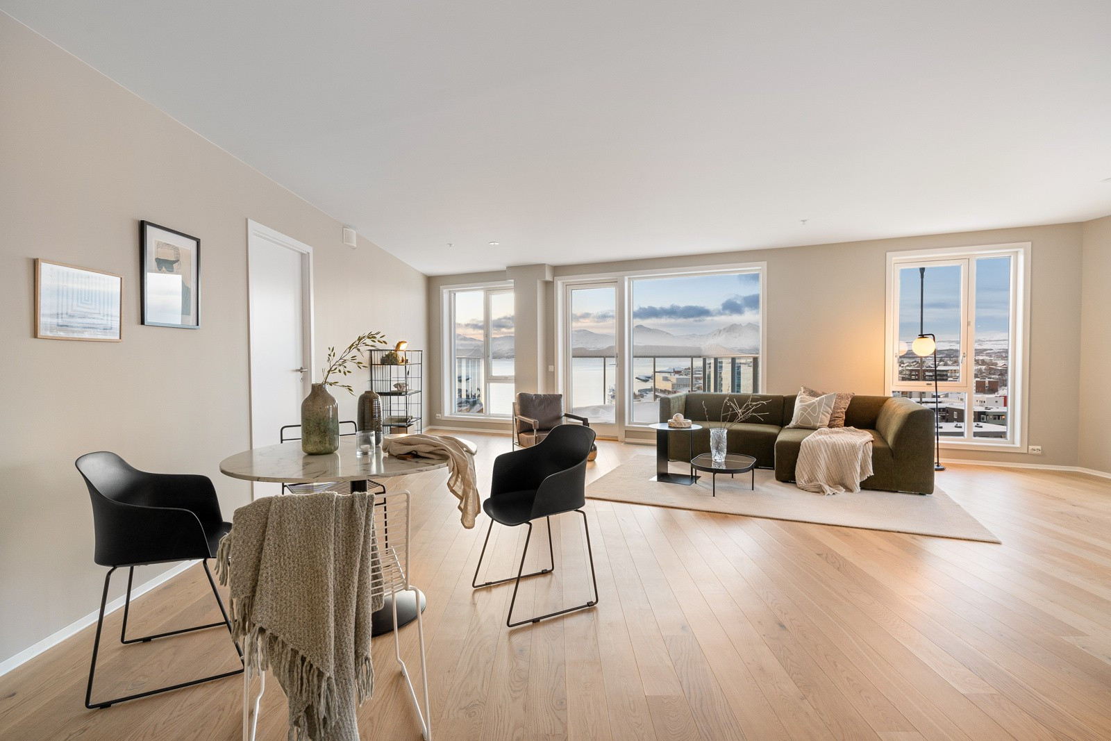 God plass for både sofagruppen og spisebordet i den romslige stuen.