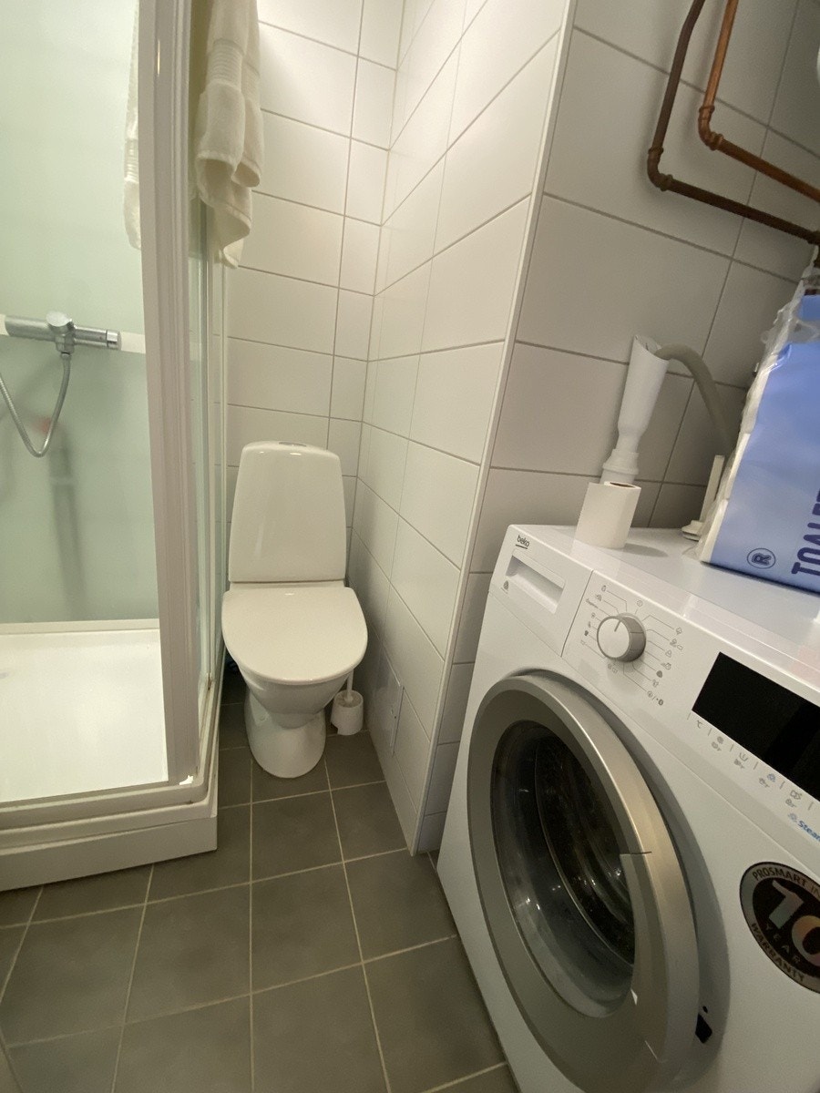 Vaskemaskin på badet Galleribilde