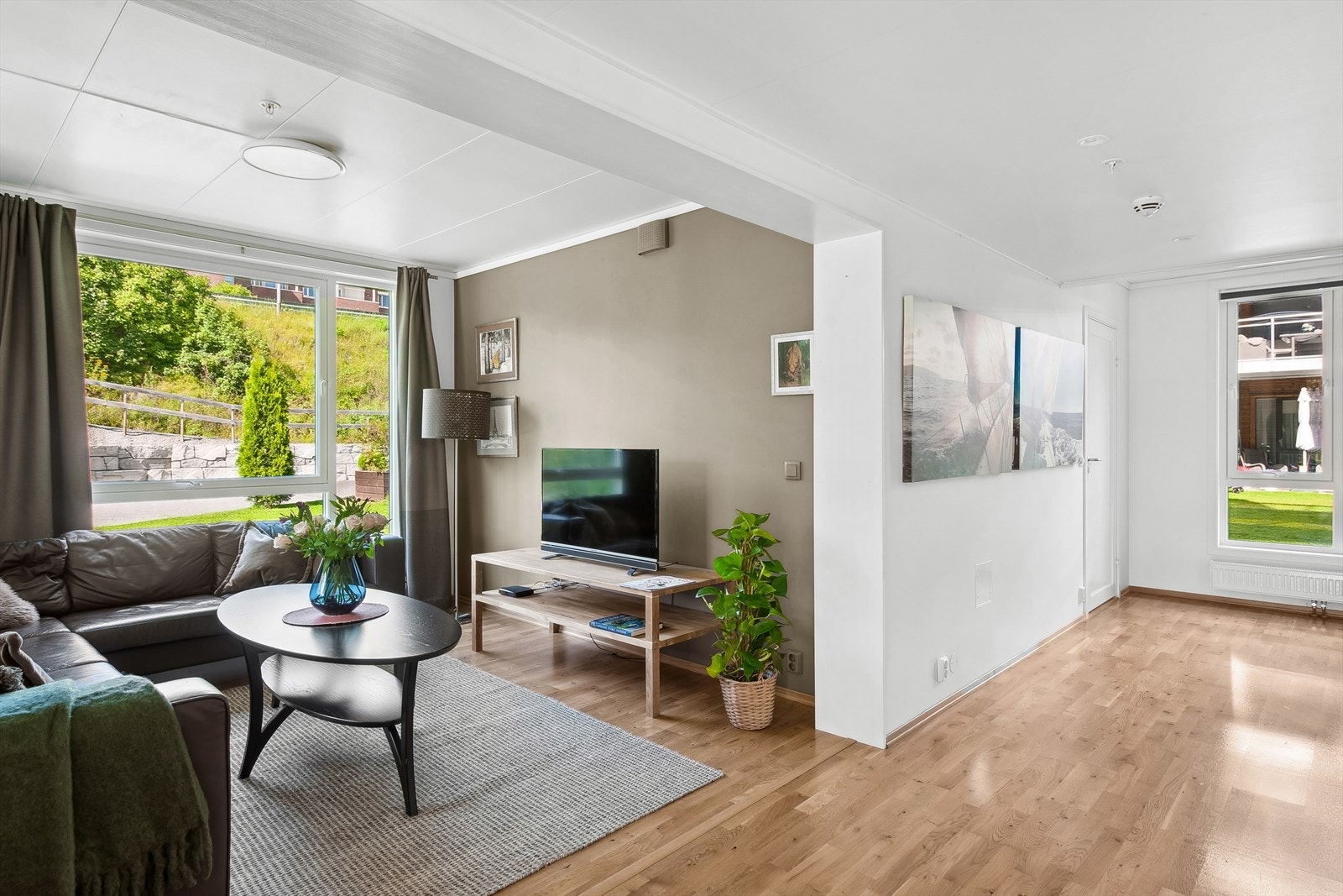 Videre byr leiligheten på gode lysforhold og ulike møbleringsmuligheter. Galleribilde