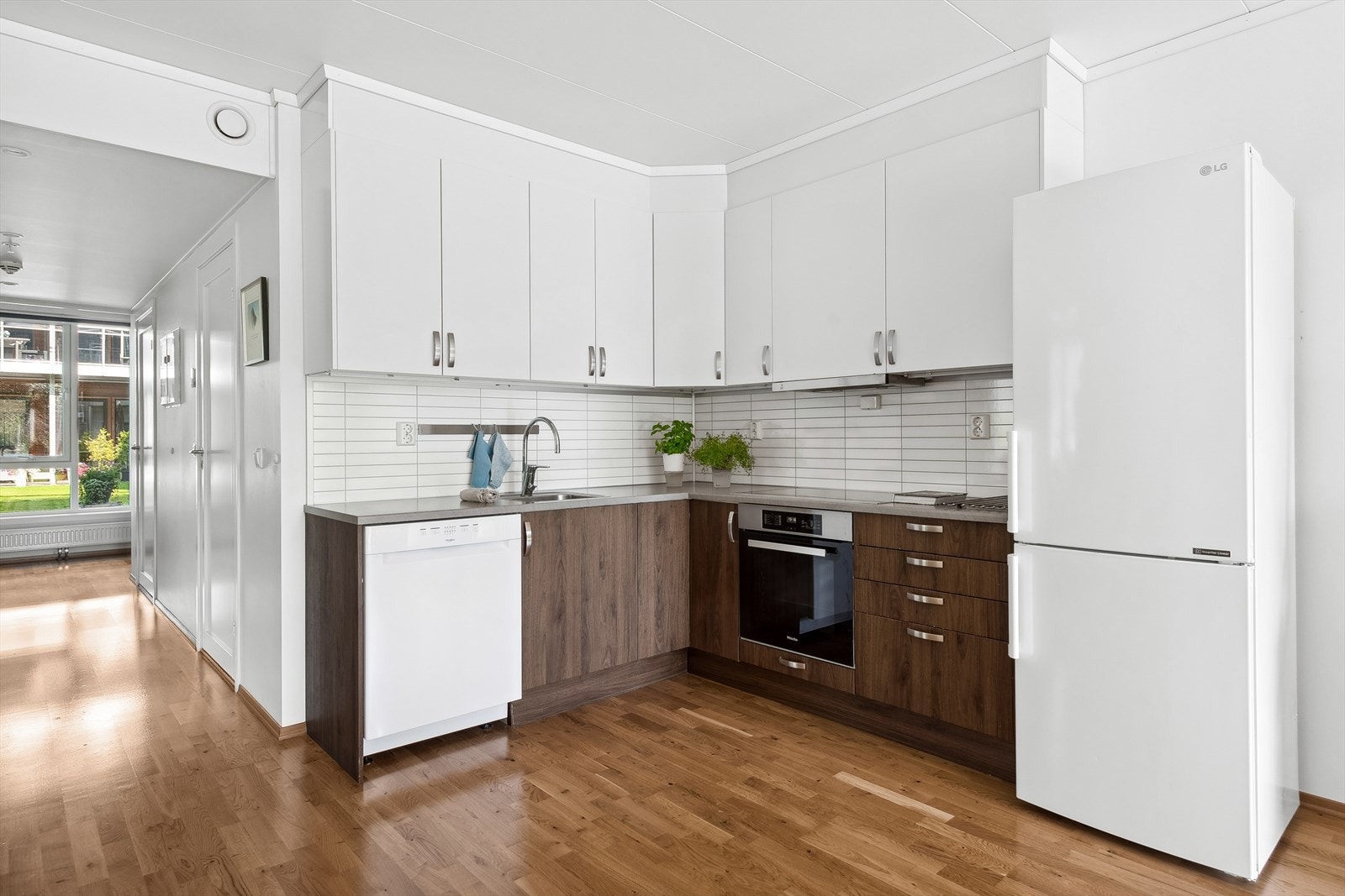 Innredning med laminert skrog og glatte fronter. Galleribilde